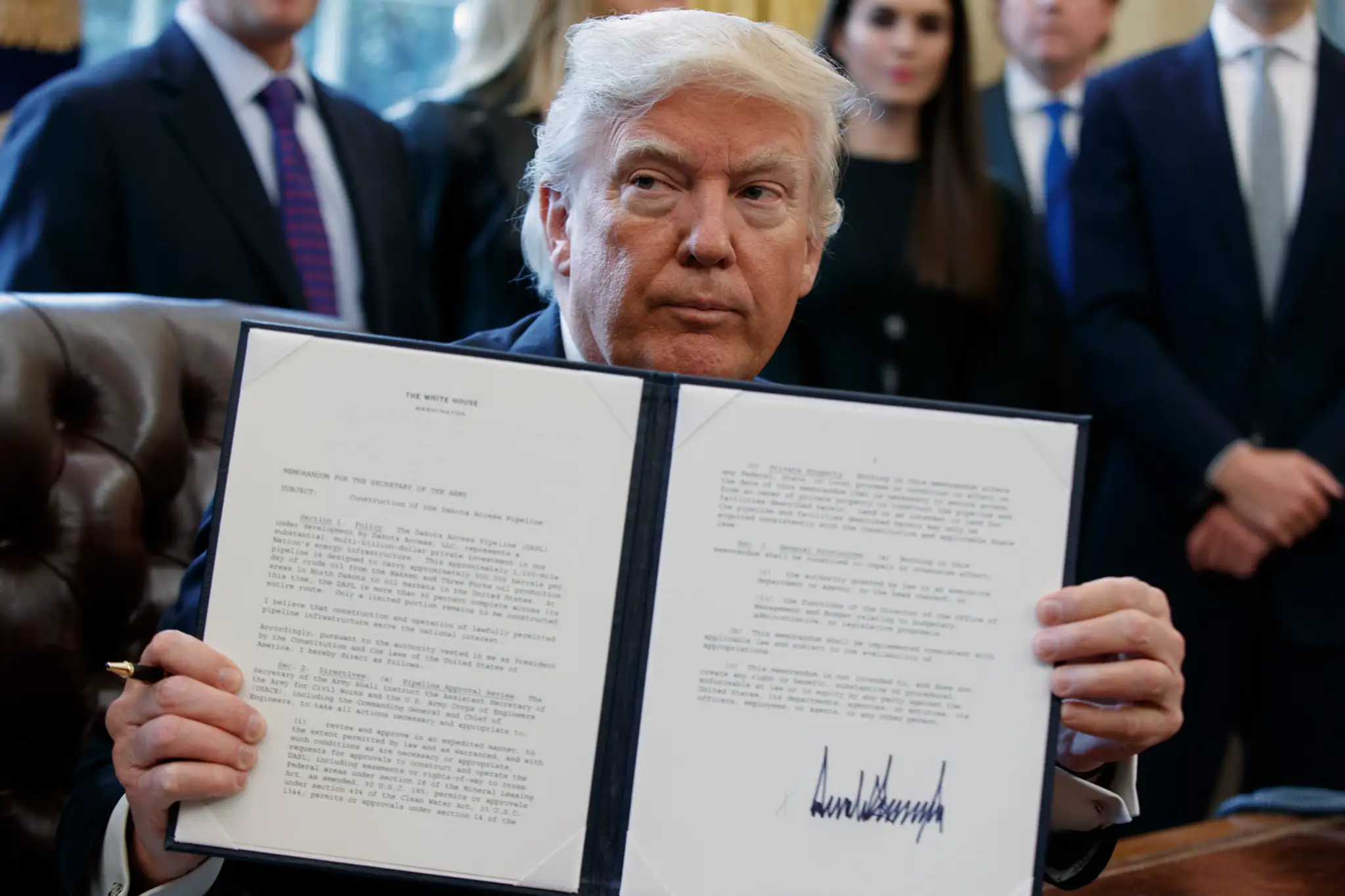 Americký prezident Donald Trump ukazuje svoj podpis na nariadení na opätovnú výstavbu ropovodu Dakota Access.