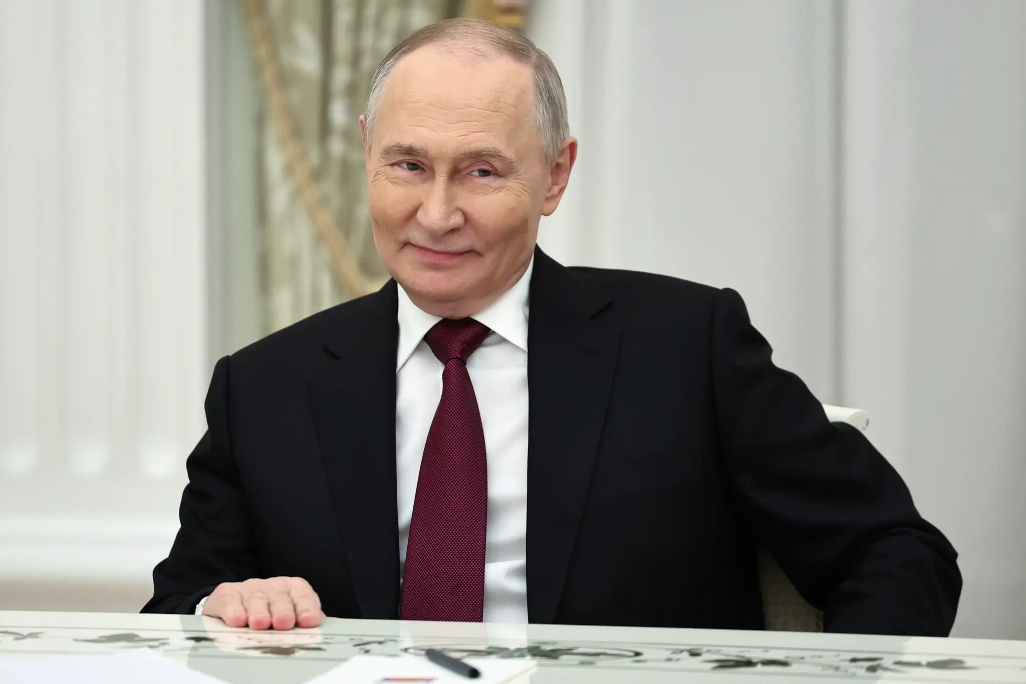 Na snímke ruský prezident Vladimir Putin sa usmieva počas stretnutia s osobitným vyslancom amerického prezidenta Steveom Witkoffom v Moskve.