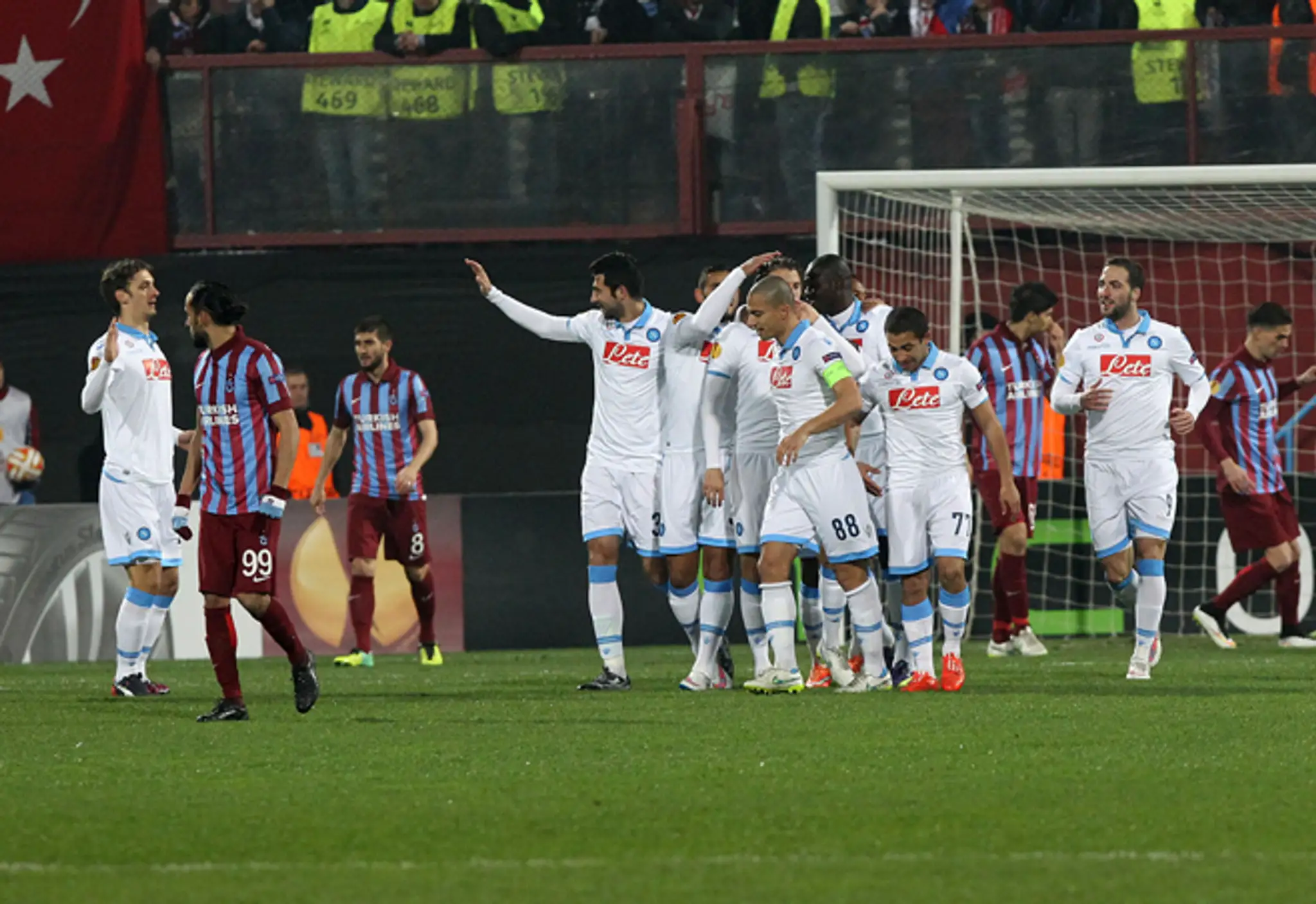 Futbalisti SSC Neapol oslavujú víťazstvo nad tureckým FC Trabzonspor v LM.