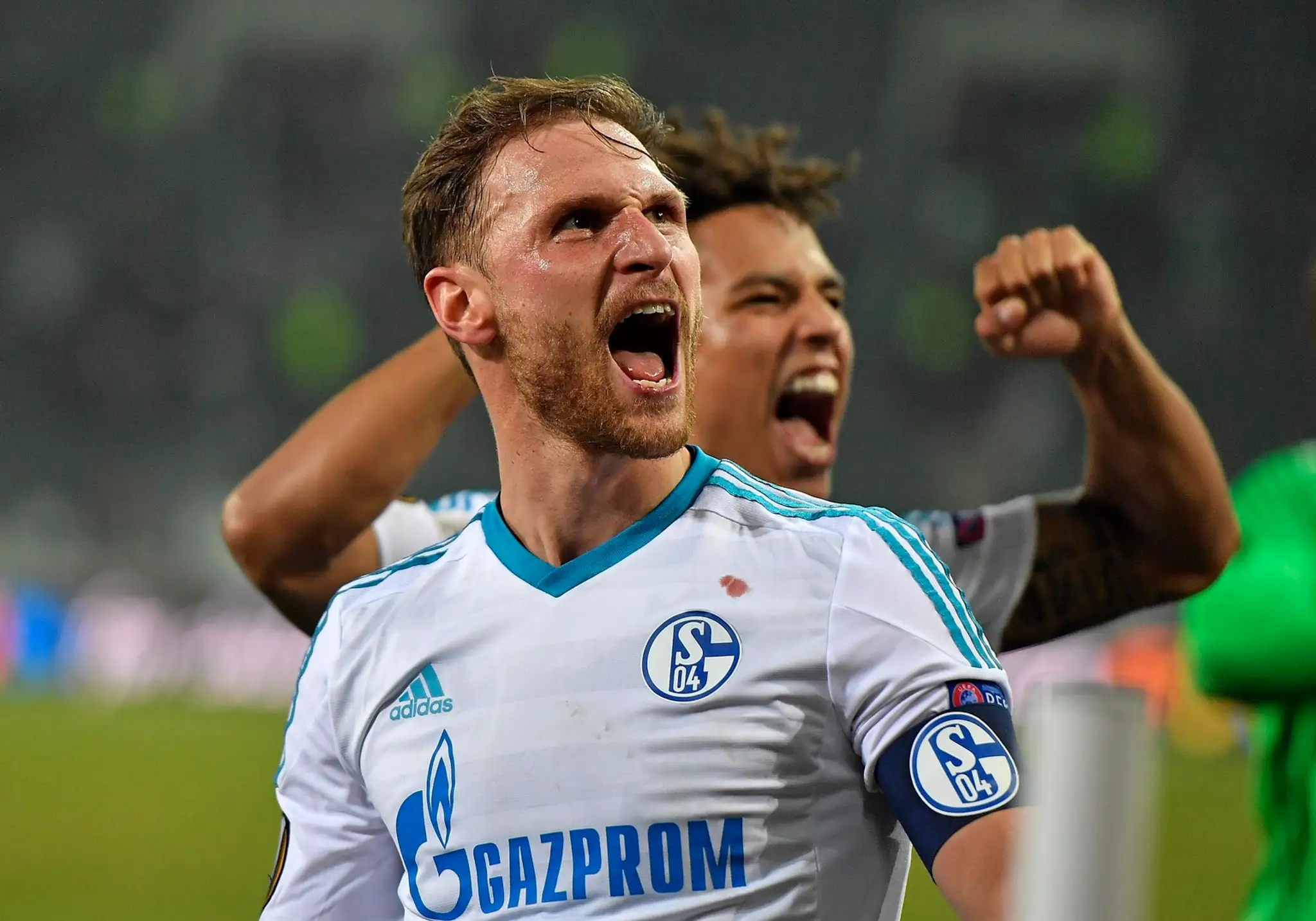 Kapitán Schalke Benedikt Höwedes kričí po postupe do štvrťfinále EL cez Borussiu Mönchengladbach.