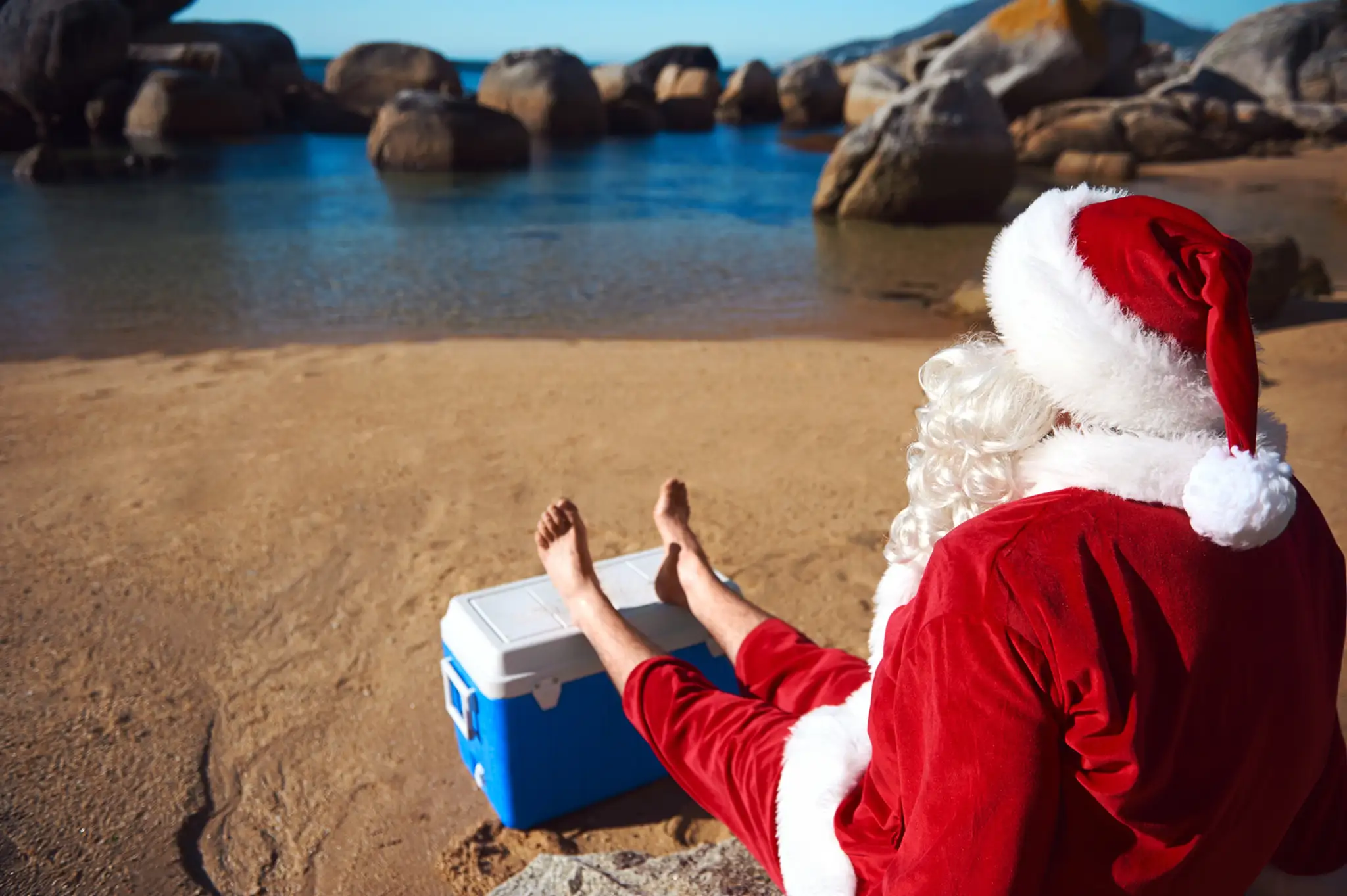 Santa na pláži.