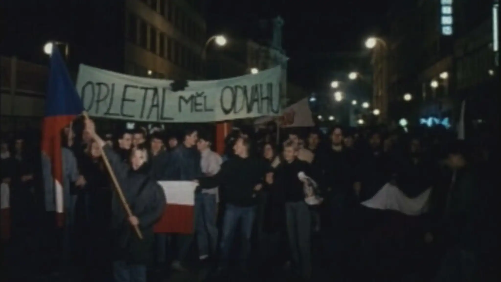 Protesty v Prahe, ktoré spustili Nežnú revolúciu. 