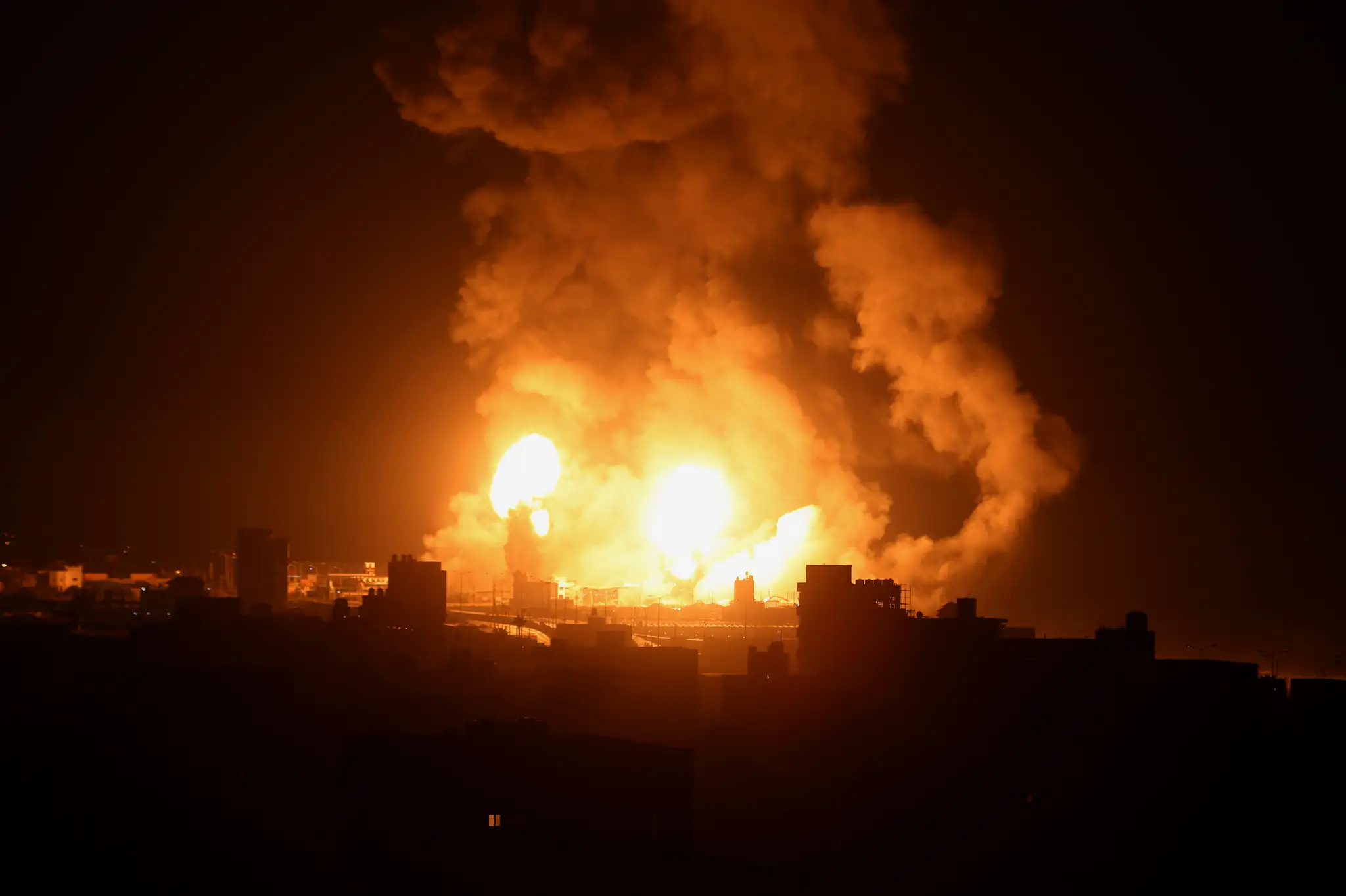 Explózia po raketovom útoku izraelskej armády v pásme Gazy.