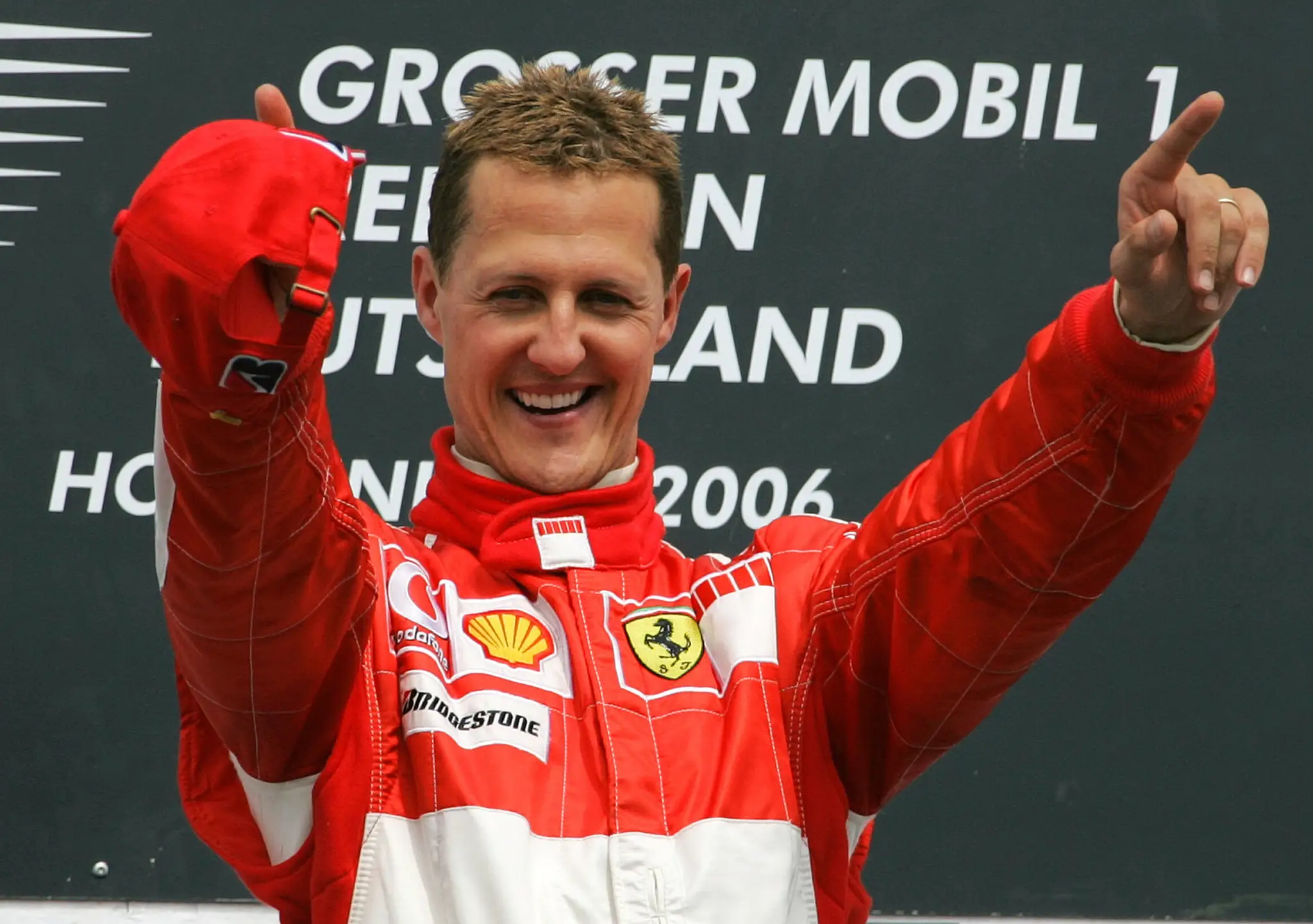 Nemecký pilot F1 Michael Schumacher jazdil najdlhšie za tím Ferrari. Na archívnej snímke sa teší z víťazstva na VC Nemecka F1 na