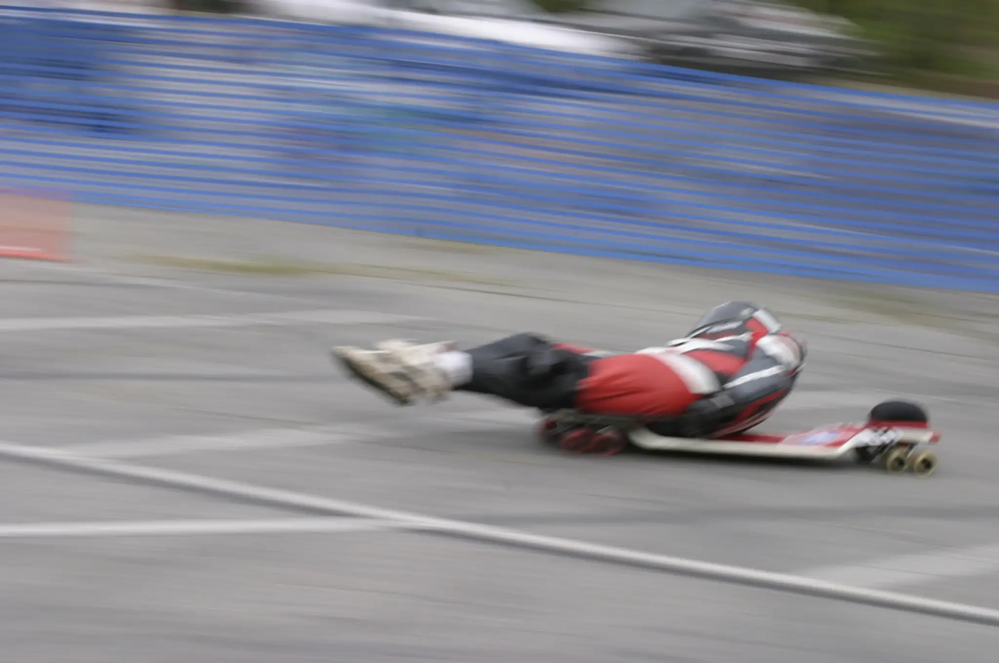 Street luge (pouličné sánkovanie).