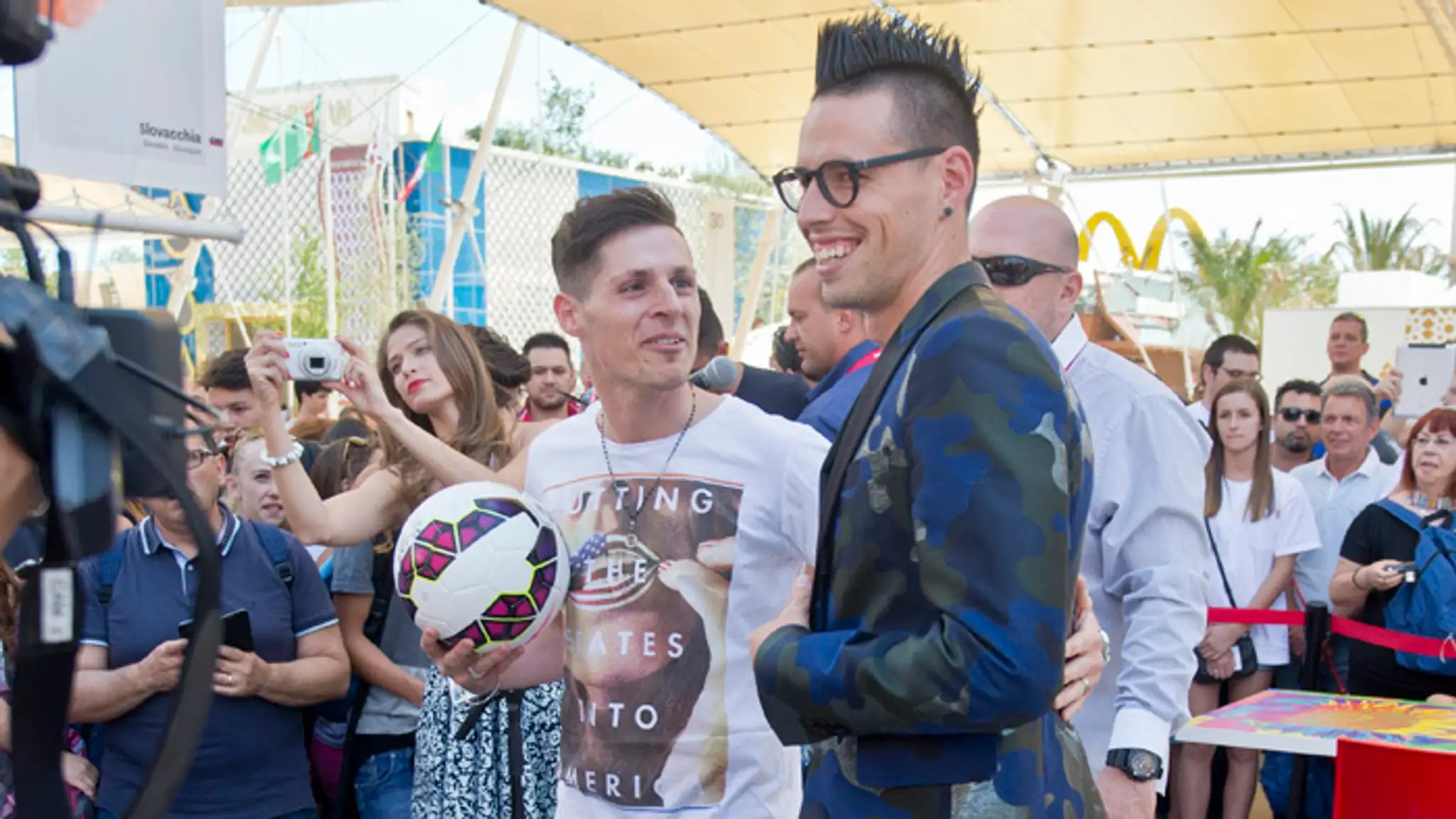 Marek Hamšík s fanúšikmi na otvorení Slovenského dňa na svetovej výstave Expo 2015.