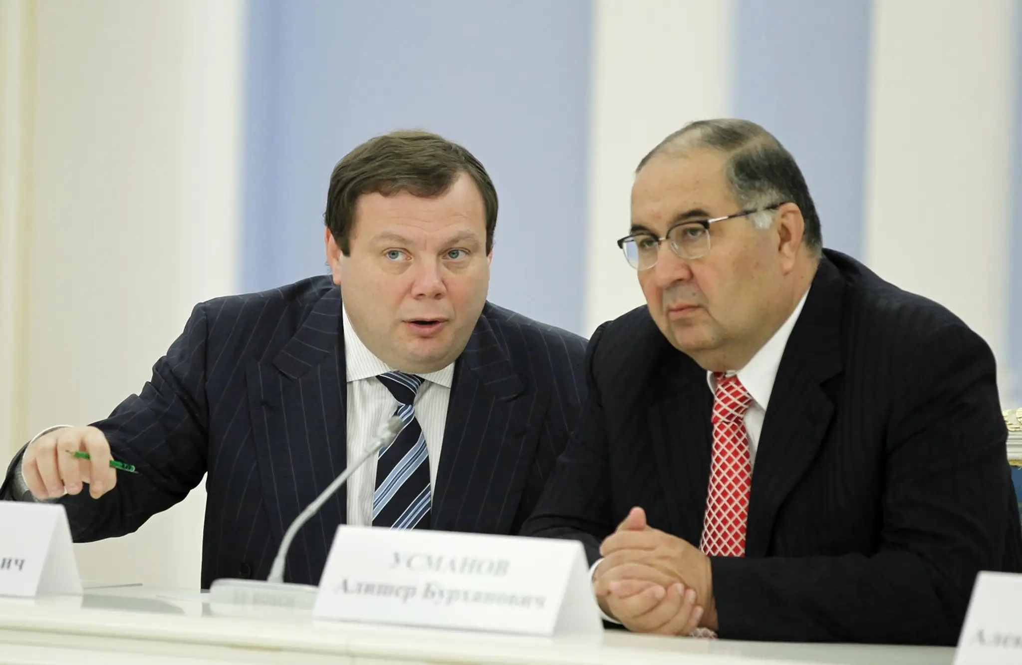 Ruskí podnikatelia Michail Fridman a Ališer Usmanov.