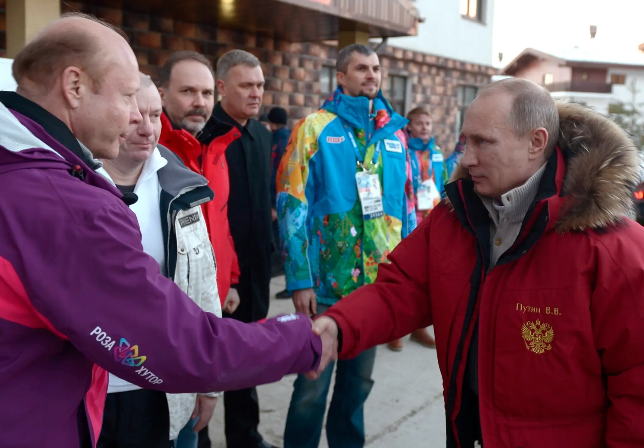 Ruský prezident Vladimir Putin sa zdraví s ľuďmi počas inšpekcie dejísk ZOH 2014 v čiernomorskom rezorte Soči
