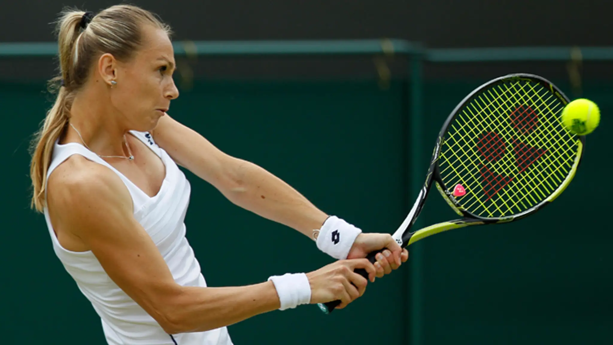Magdaléna Rybáriková počas zápasu proti Ruske Jekaterine Makarovovej v 2. kole na Wimbledone.