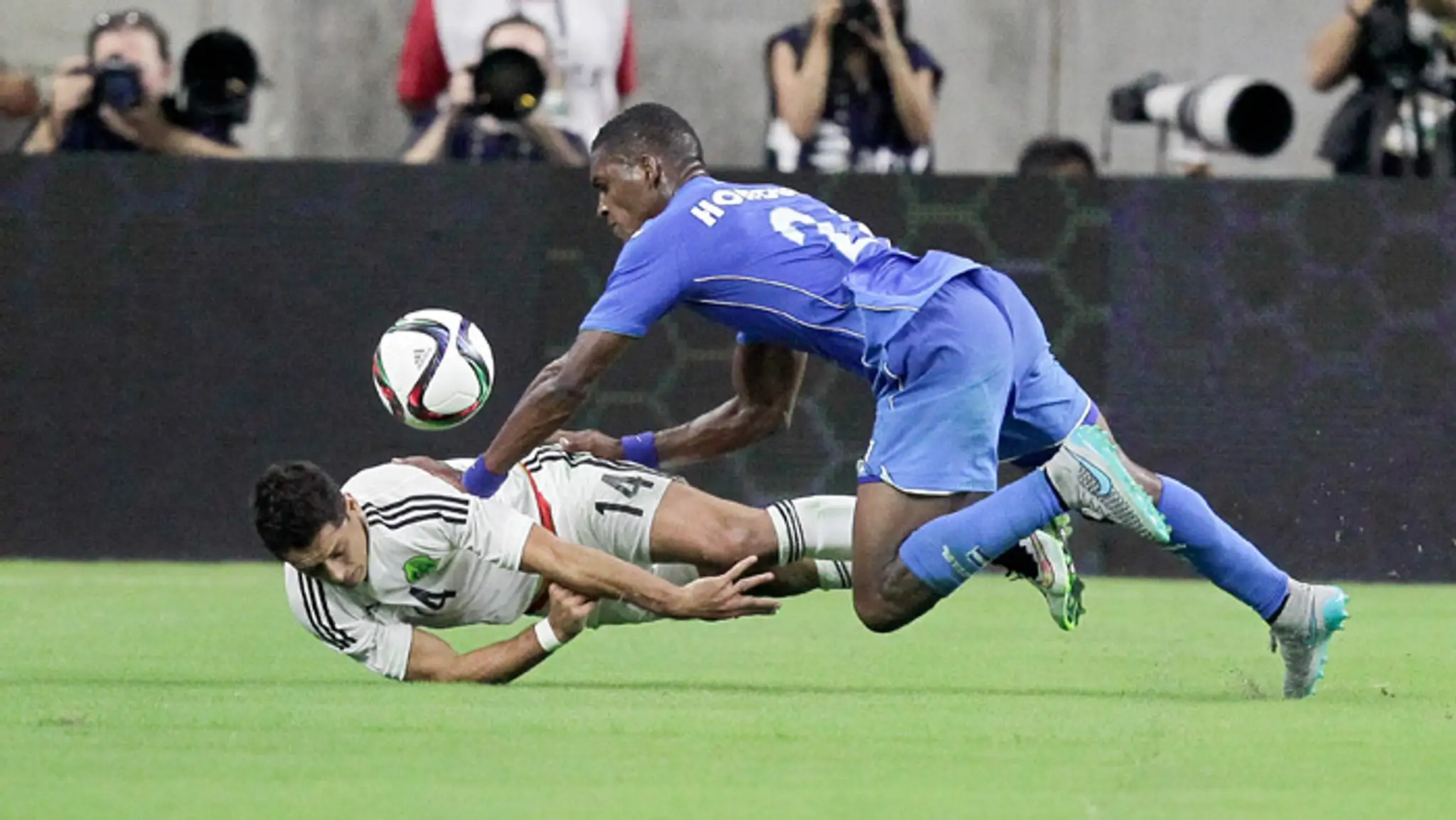 Stret mexického hráča Javiera Hernandeza s hráčom Honduradu Brayanom Beckelesom na Copa America.