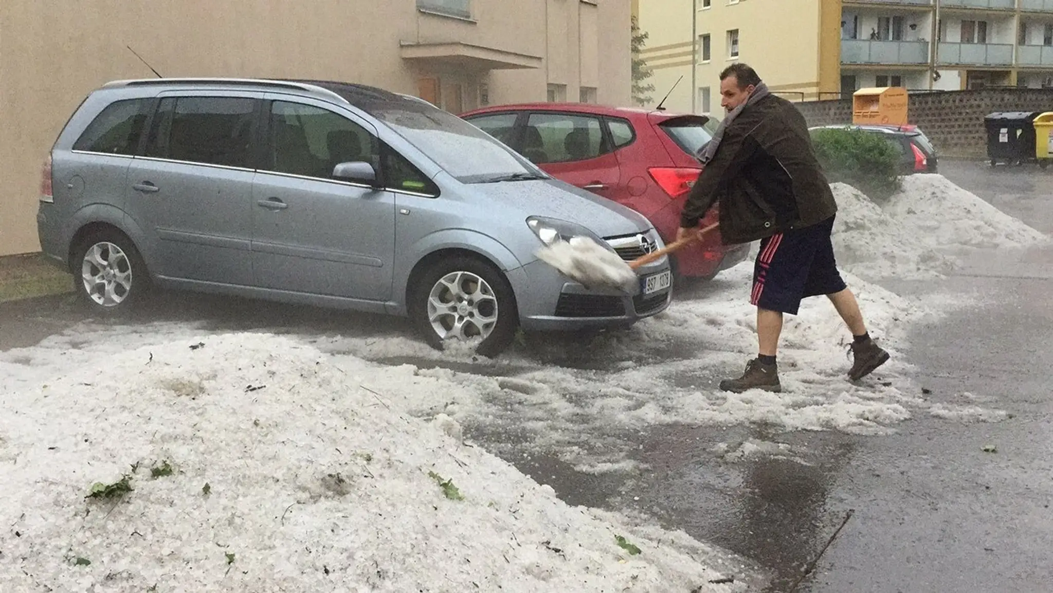 Českom sa prehnala búrka s krupami.