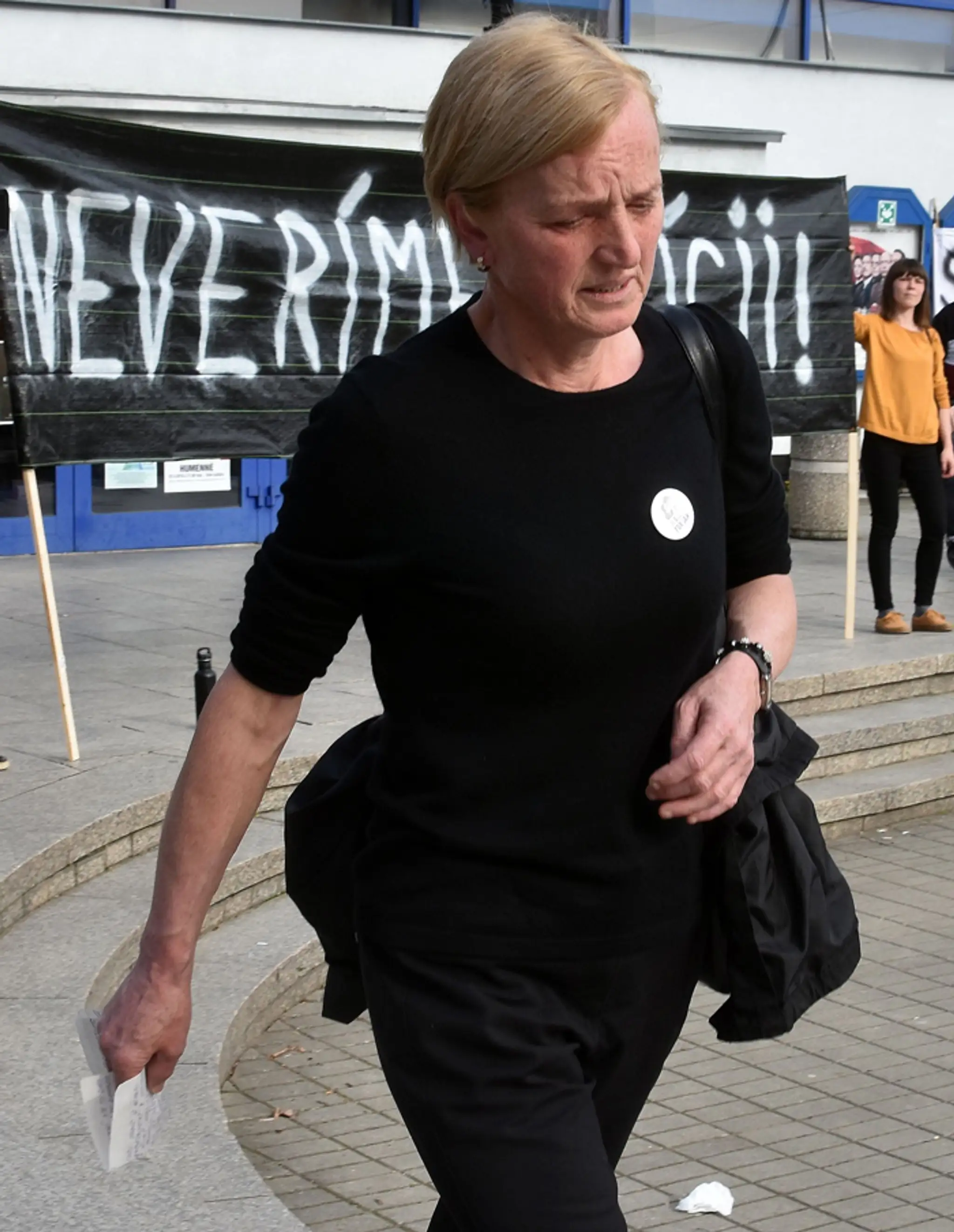 Matka zavraždenej Martiny Kušnírovej prichádza na protestné zhromaždenie Za slušné Slovensko v Humennom.