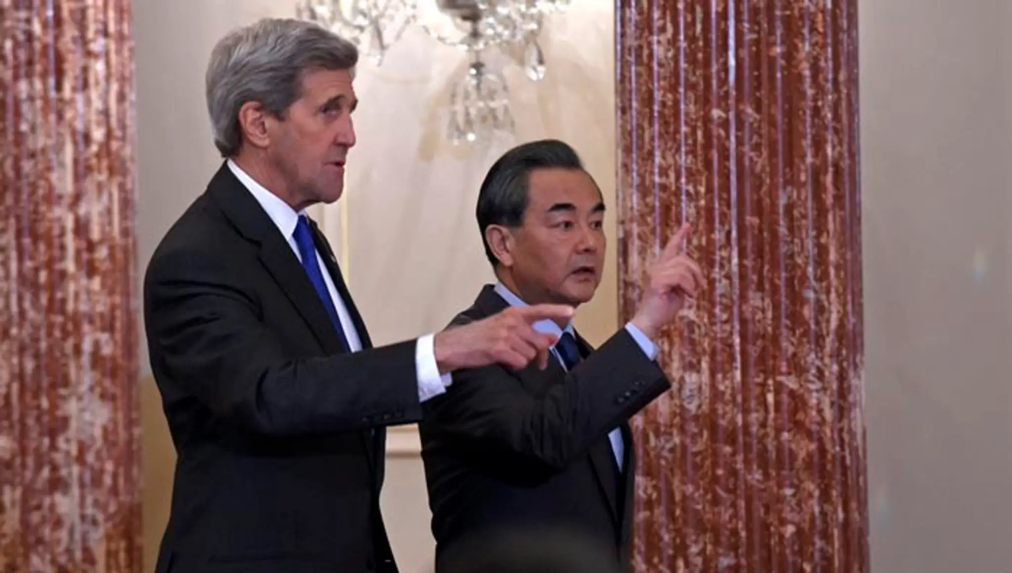 Čínsky minister zahraničných vecí Wang I a jeho americký náprotivok John Kerry.