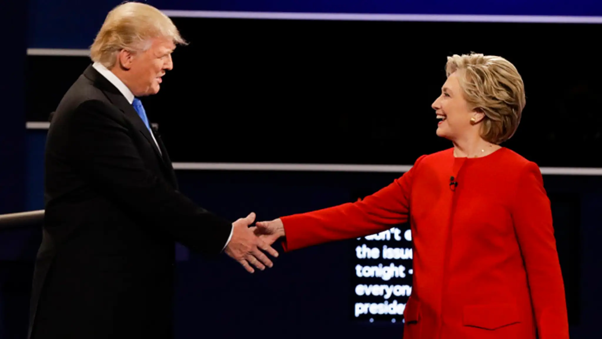 Donal Trump a Hillary Clintonová si na úvod jednej z predvolebných debát podali ruky.
