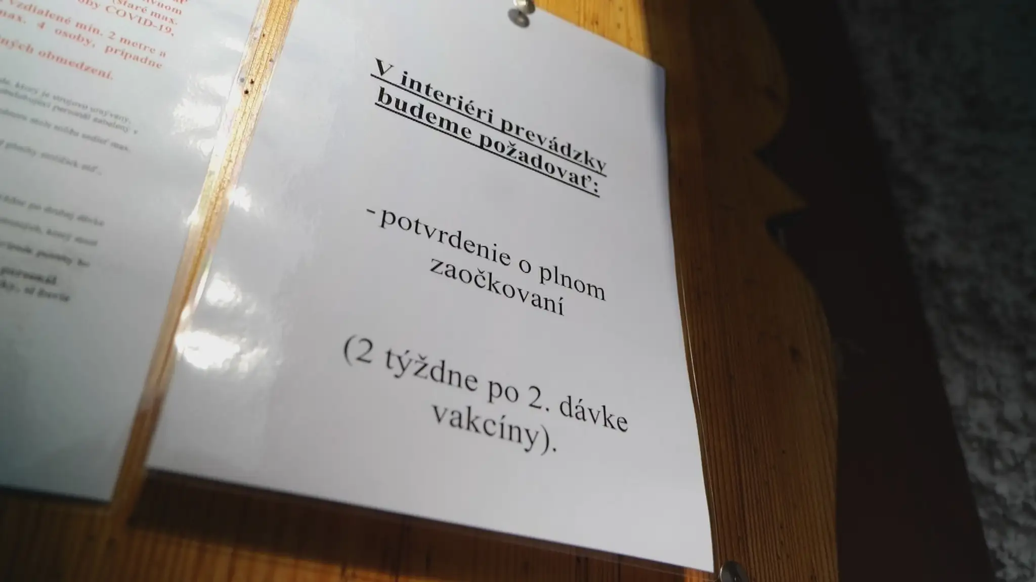 Na väčšine územia sa už neočkovaní bez testu nedostanú do reštaurácie.