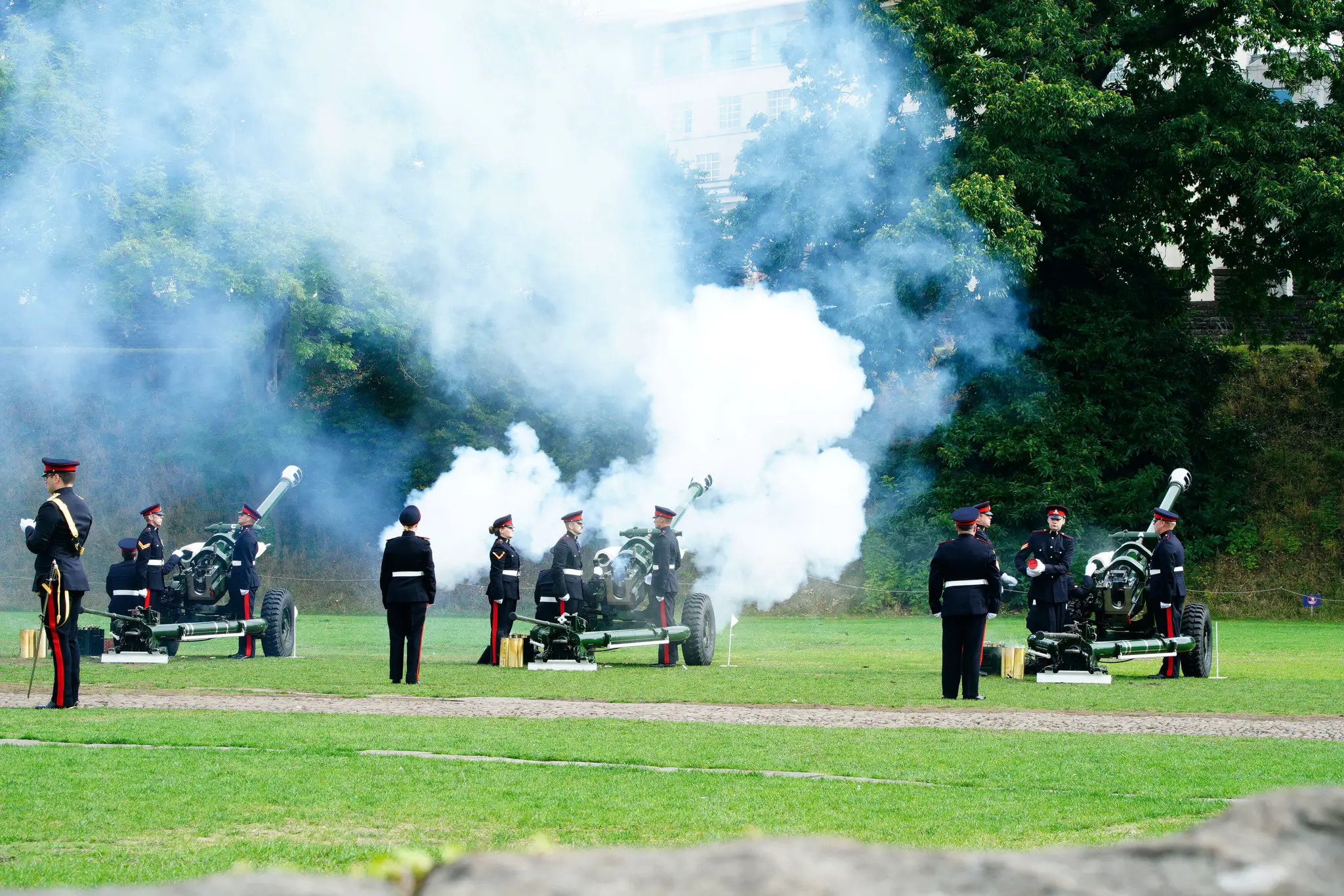 Členovia 3. pešieho pluku britskej armády zvaného Royal Welsh strieľajú 21 sálv pri príležitosti vyhlásenia nového britského kráľa Karola III. za kráľa Walesu.
