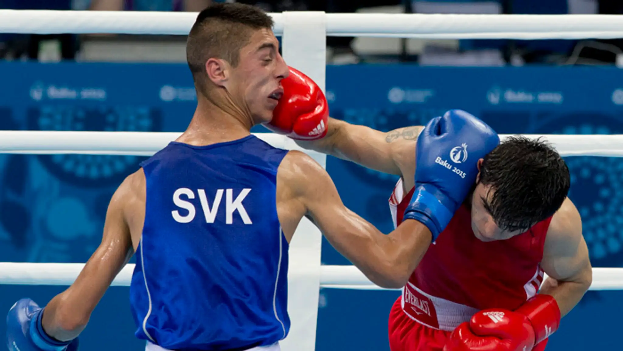 Viliam Tankó (v modrom) počas zápasu s Arménom Narekom Abgarjanom na 1. Európskych hrách 2015
