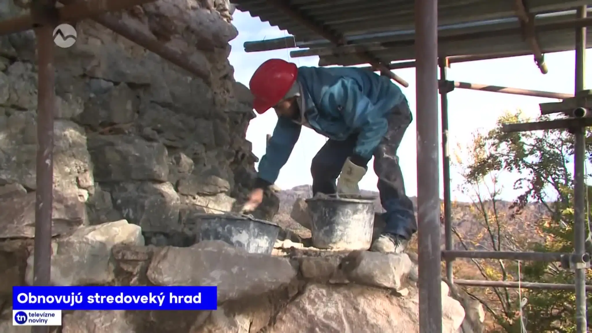 2026-10-25-TN-14-Obnovuju-stredoveky-hrad