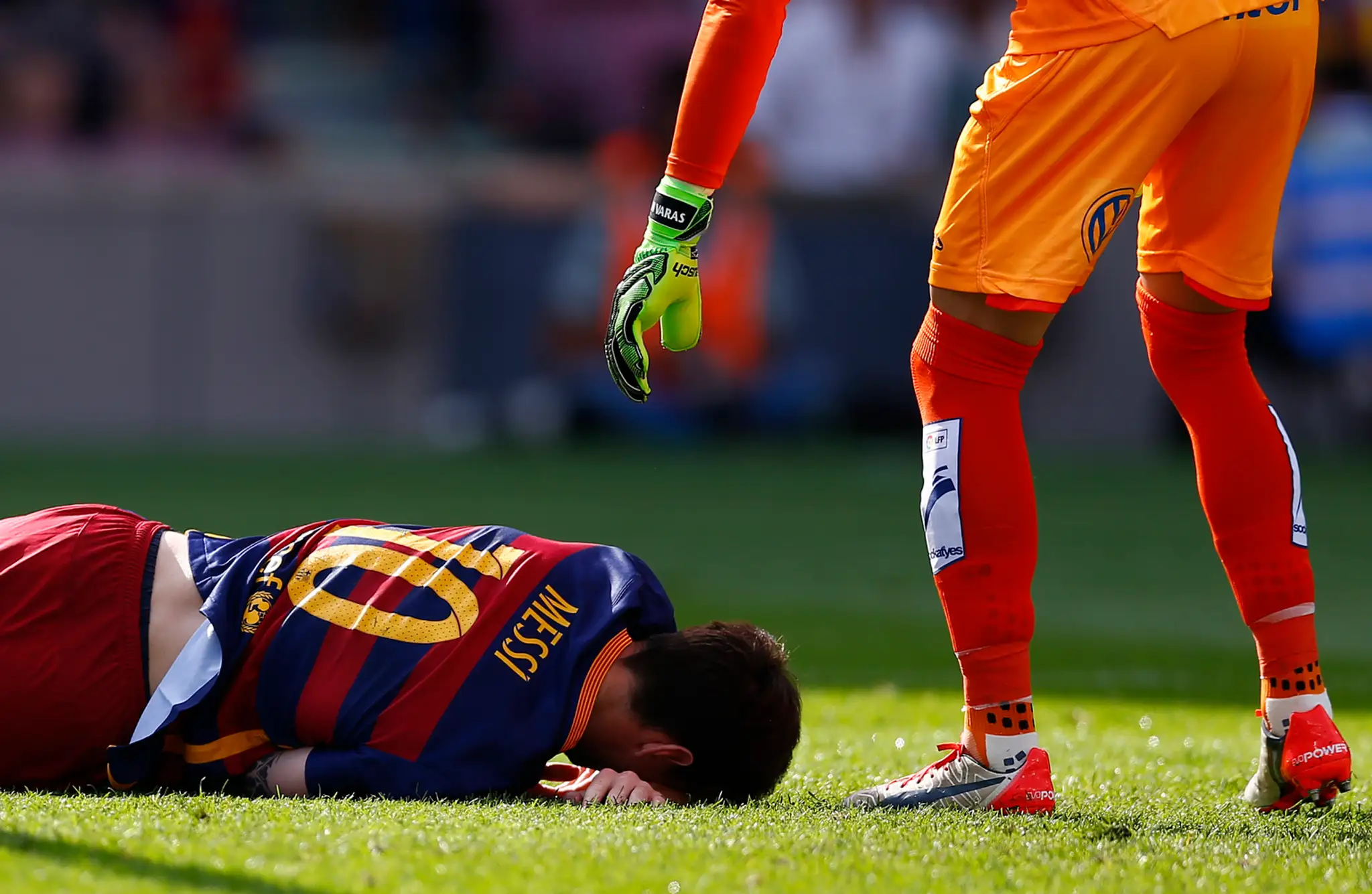 Zranený argentínsky futbalista Lionel Messi.