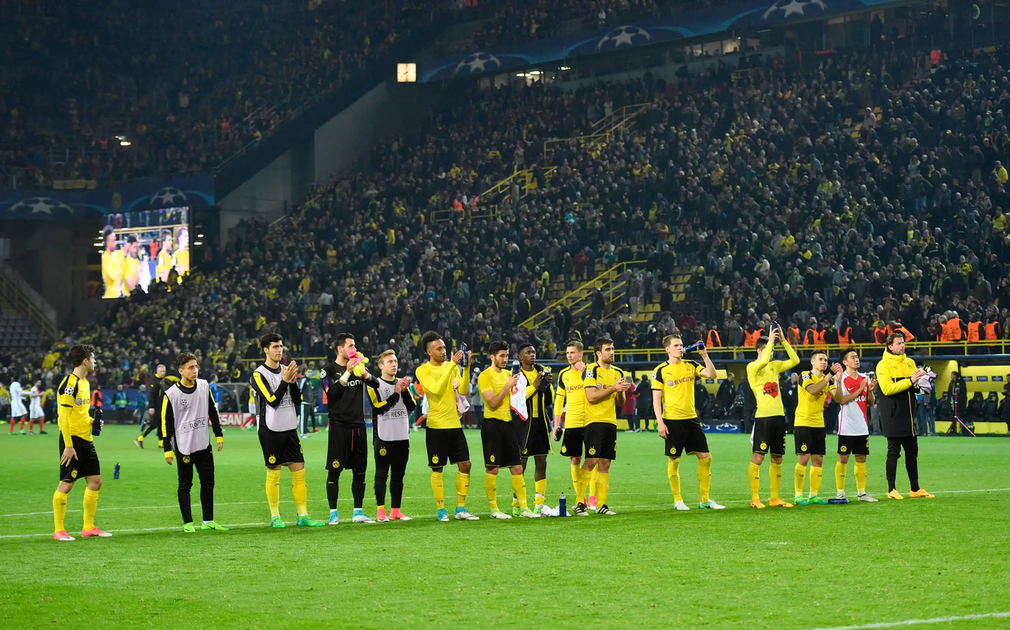 Hráči Dortmundu ďakujú fanúšikom za podporu v neúspešnom štvrťfinále LM proti Monacu.