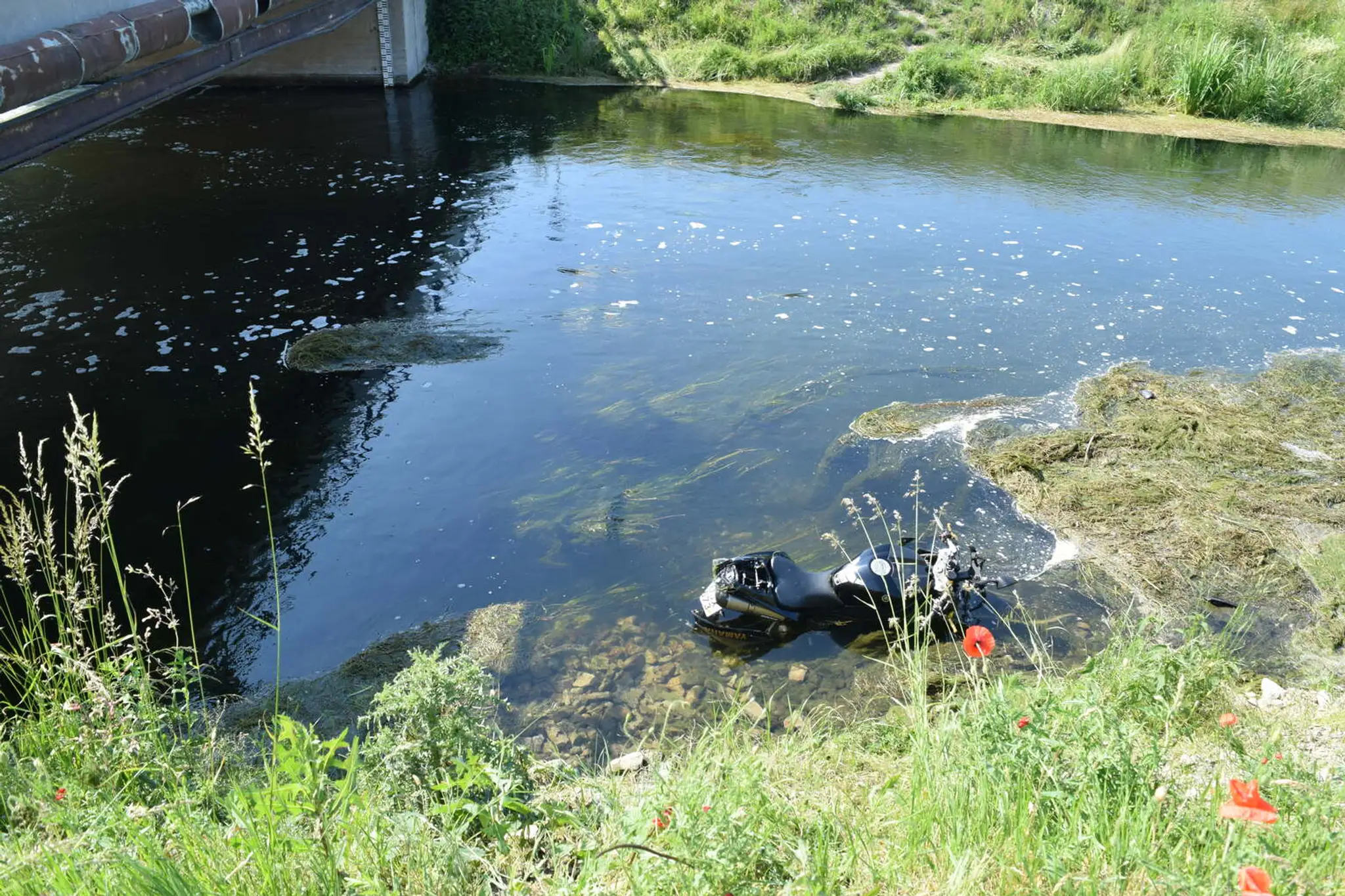 Motorka v zavlažovacom kanále