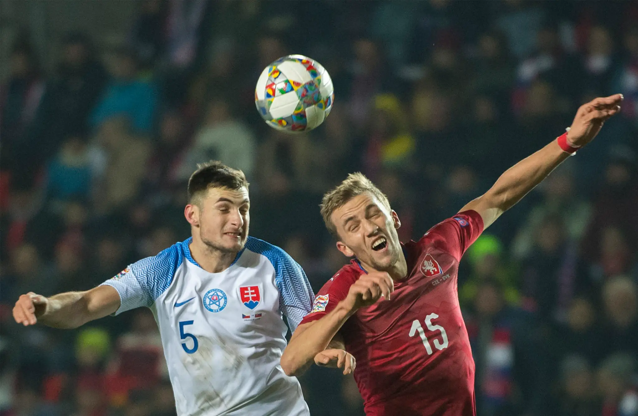 Vľavo slovenský záložník Matúš Bero a vpravo český záložník Tomáš Souček.