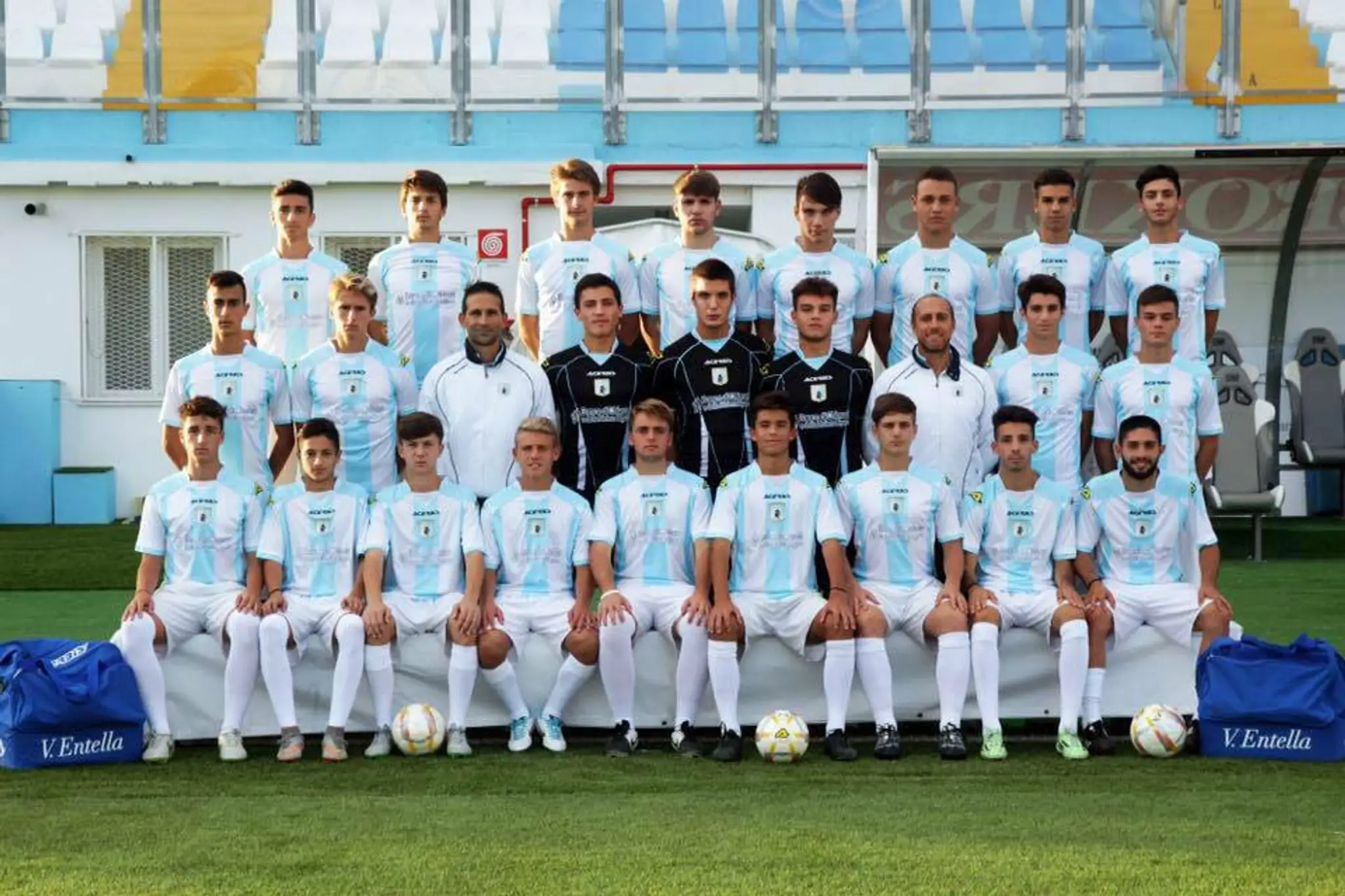 Na spoločnej fotke v doraste Virtusu Entella (v strednom rade druhý zľava).