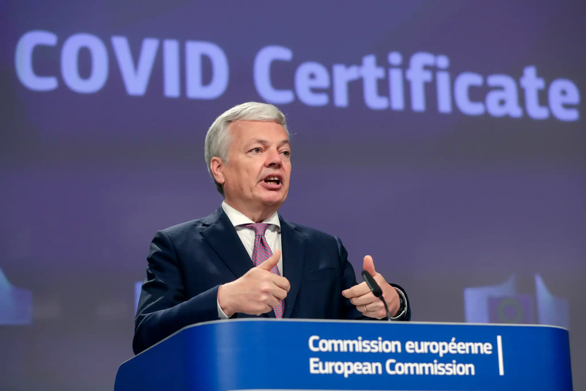 Eurokomisár pre spravodlivosť Didier Reynders počas tlačovej konferencie o certifikátoch o očkovaní proti ochoreniu COVID-19.