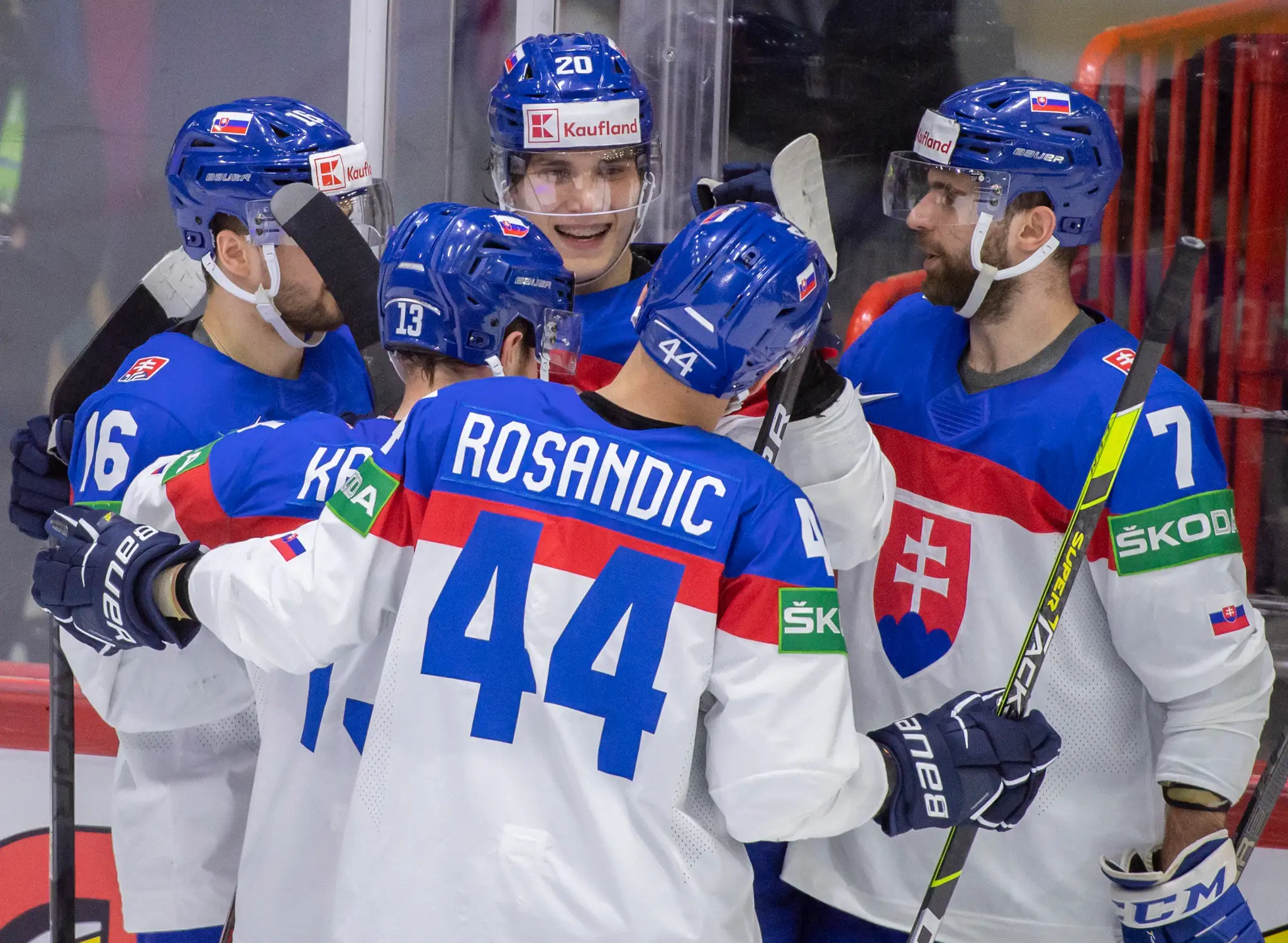 Gólová oslava slovenských hokejistov v zápase s Dánskom na MS 2022.
