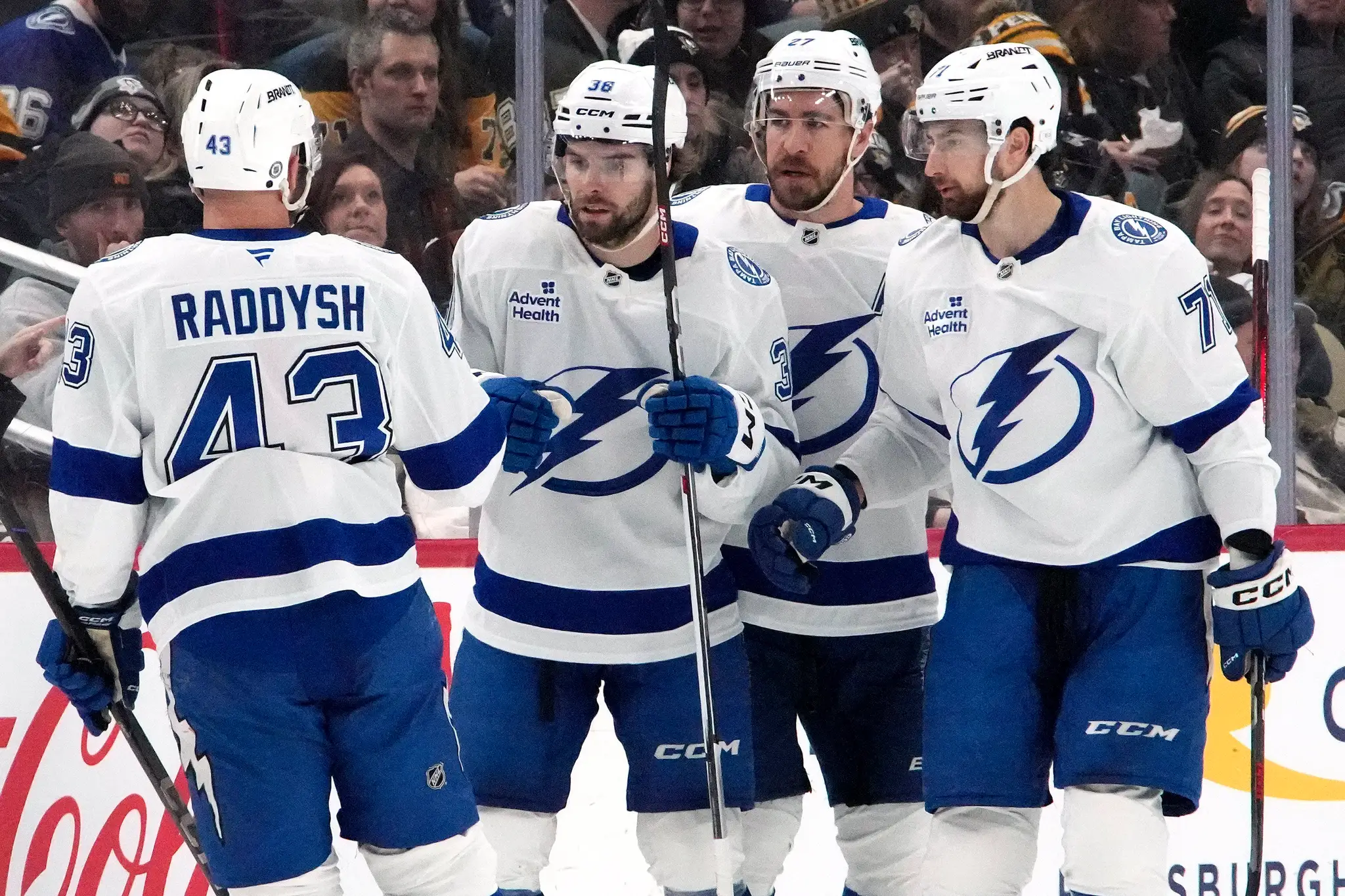 Hráč Tampa Bay Lightning Brandon Hagel (38) oslavuje so spoluhráčmi.
