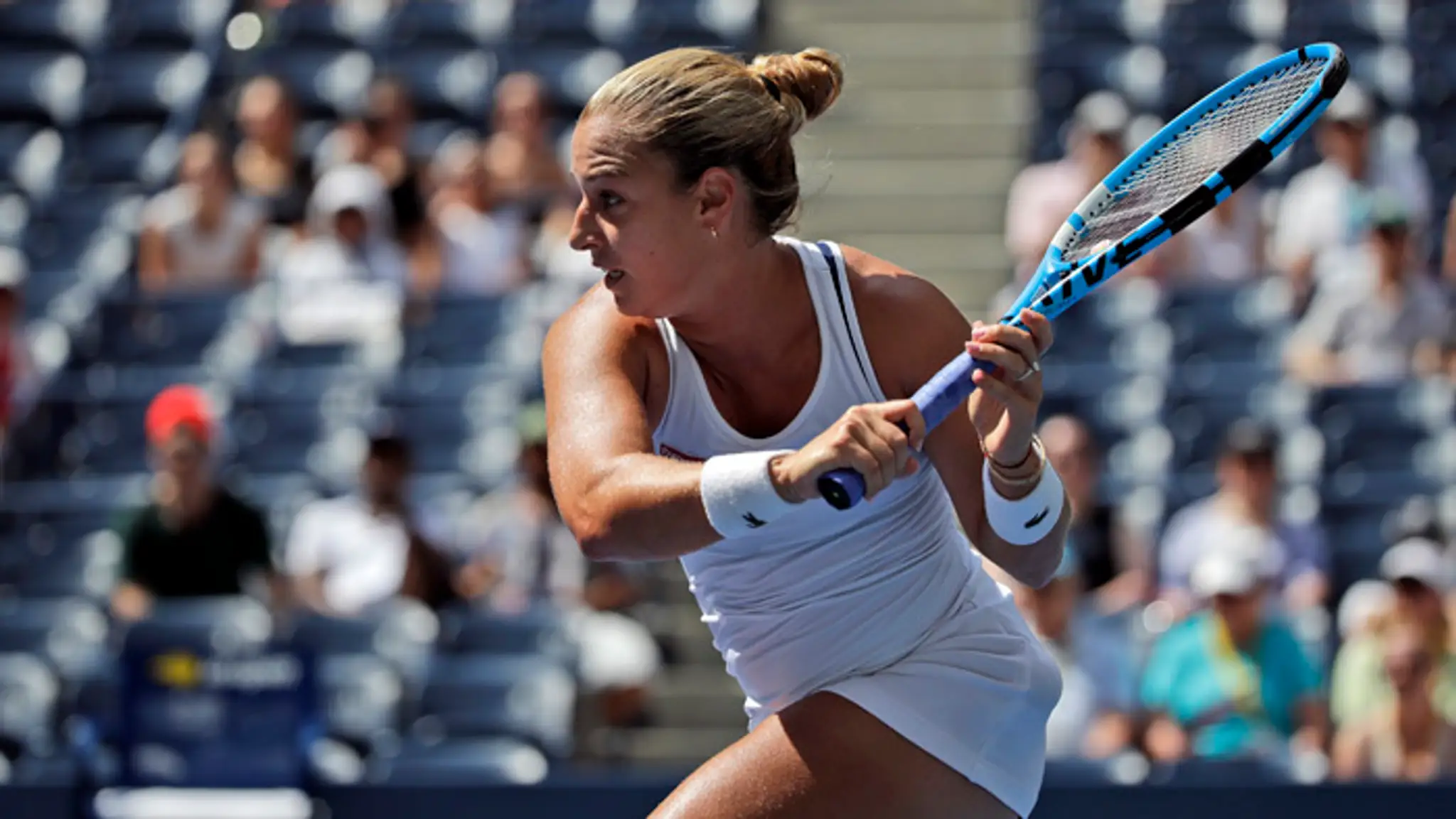 Dominika Cibulková v osemfinále US Open odracia loptičku Madison Keysovej.