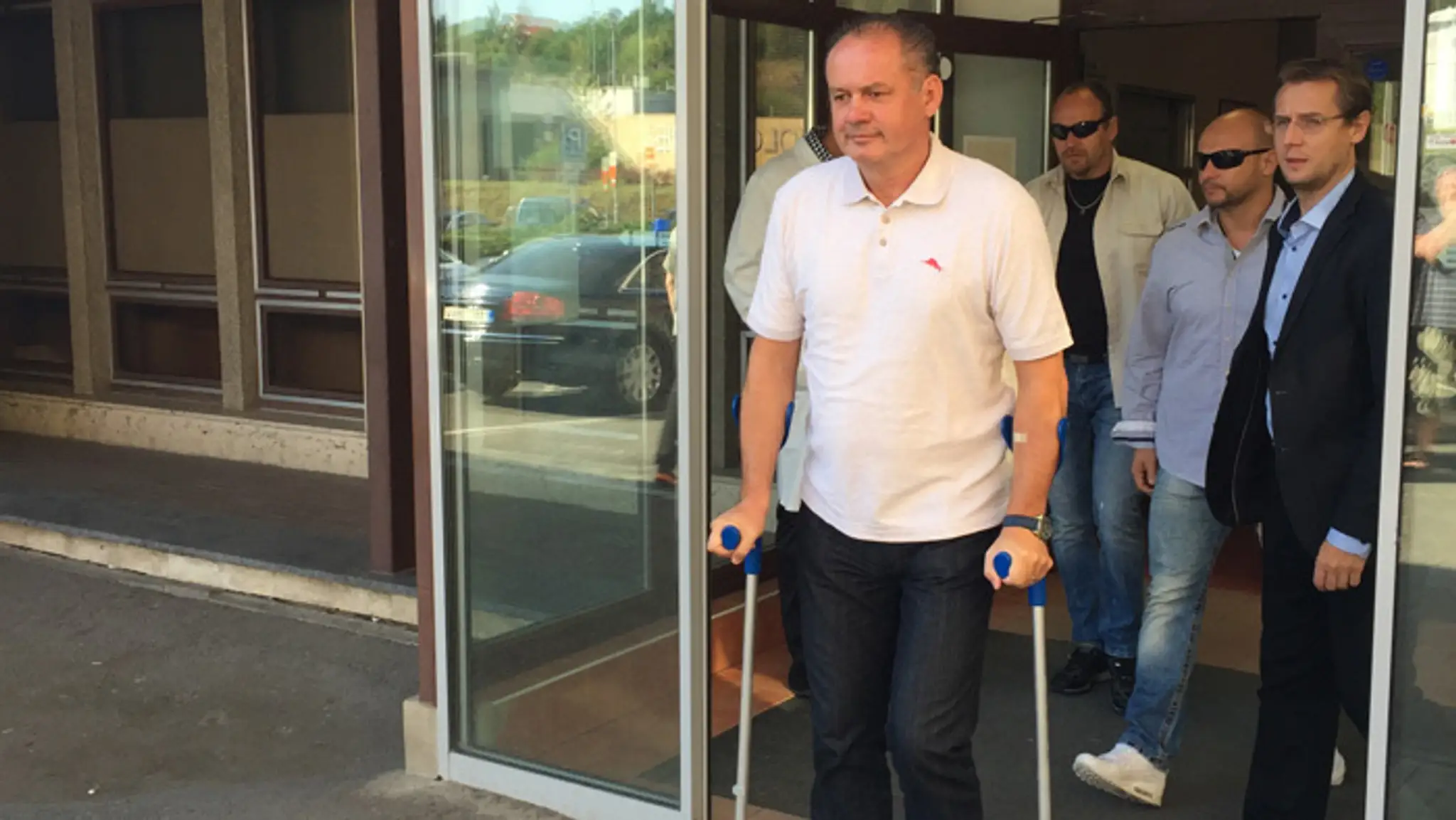 Andrej Kiska opúšťa plzeňskú po operácii bedrového kĺbu.