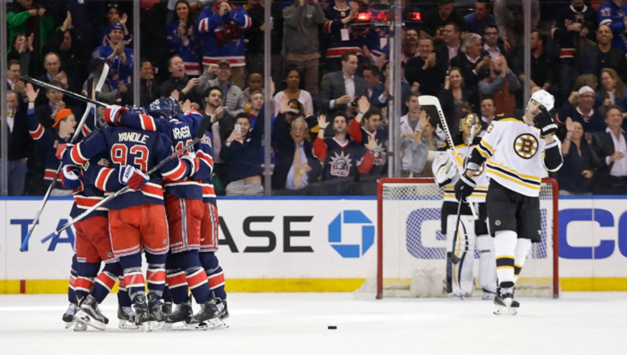 Slovenský hokejový obranca Zdeno Chára sa bodovo presadil v noci na štvrtok v zámorskej NHL.