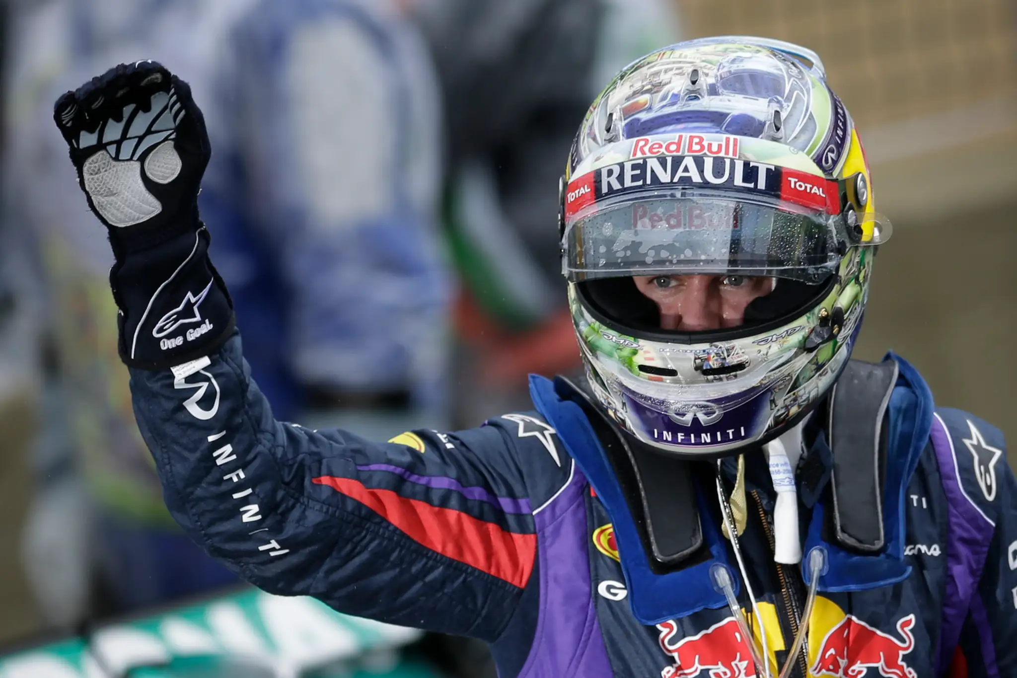 Nemecký jazdec Sebastian Vettel z Red Bullu sa raduje po víťazstve v kvalifikácii na VC Brazílie 23. novembra 2013 v Sao Paule.
