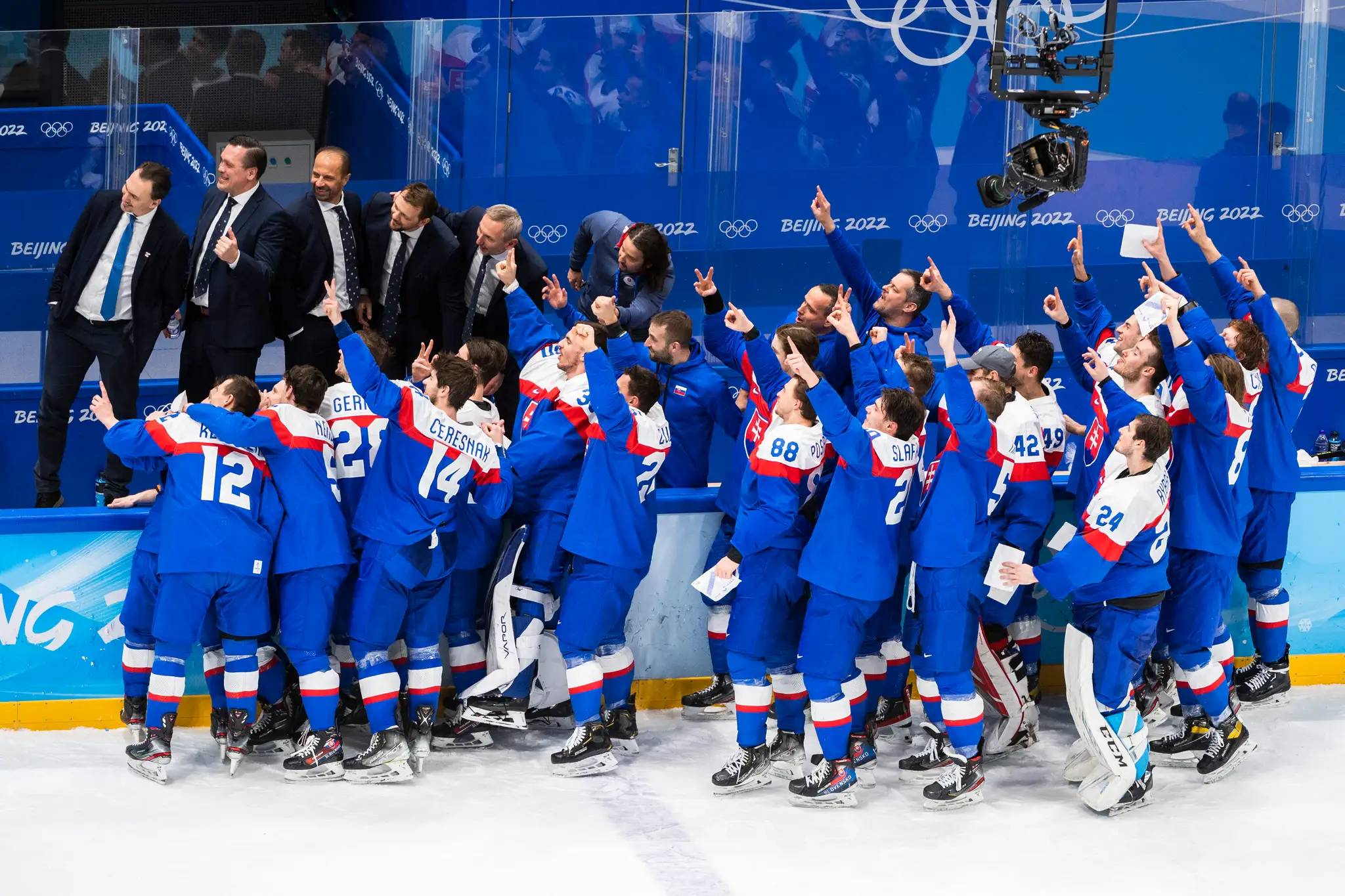 Hokejisti Slovenska si robia fotku po výhre v zápase olympijského turnaja v hokeji mužov o bronz v Pekingu ZOH 2022.