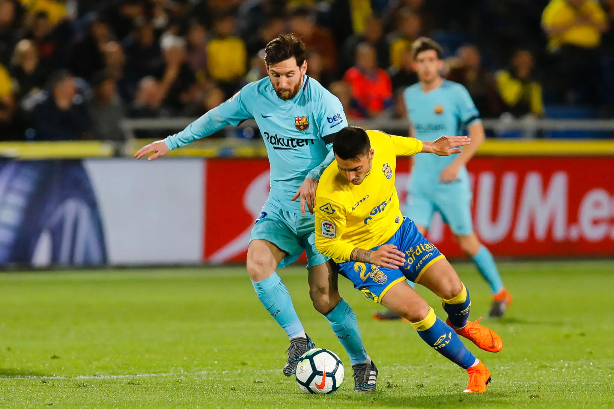 Ximo Navarro (vpravo) z Las Palmas atakuje Lionela Messiho z Barcelony.