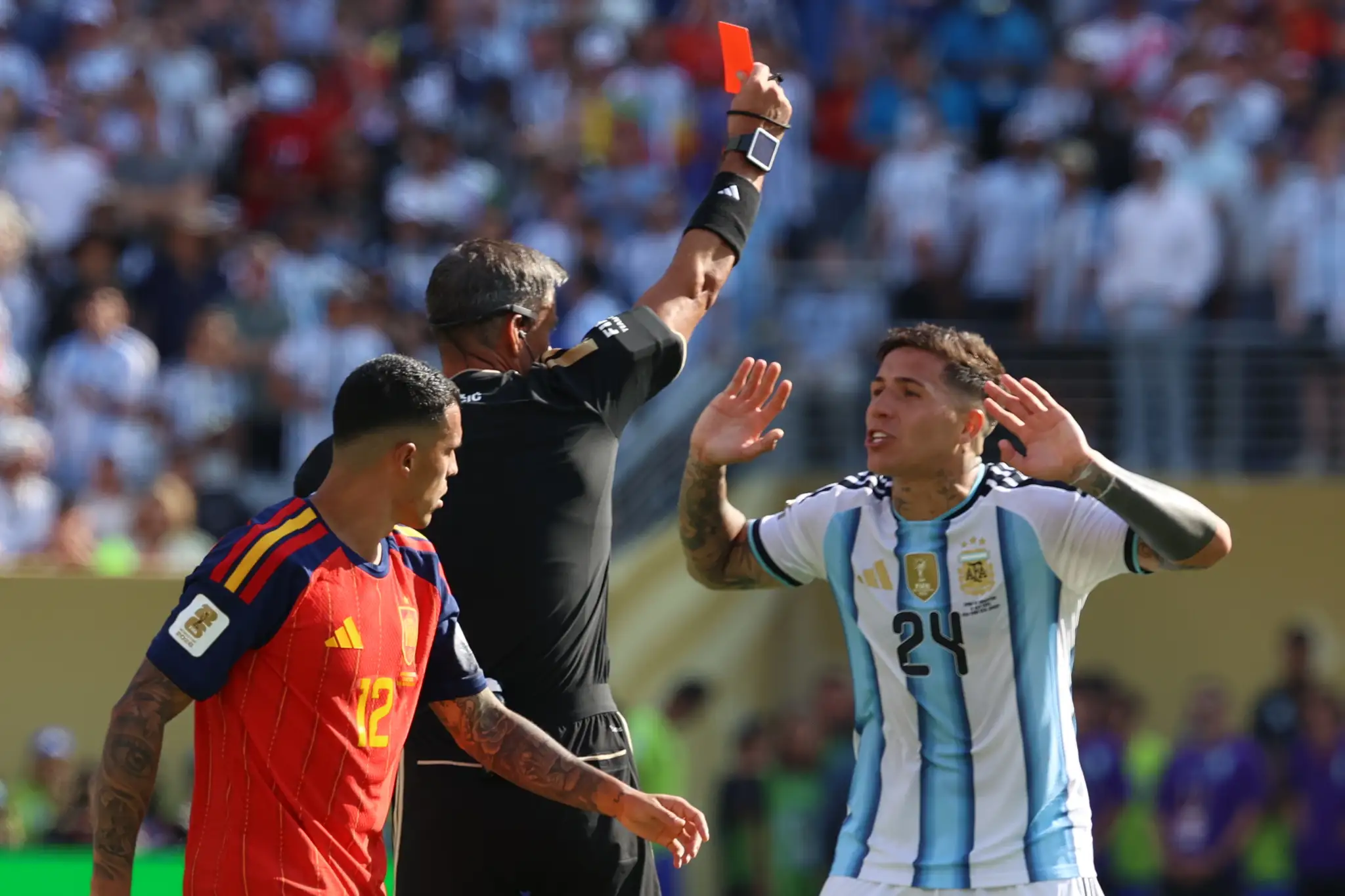 Slavko Vinčič ukazuje červenú kartu argentínskemu futbalistovi Enzovi Fernandezovi