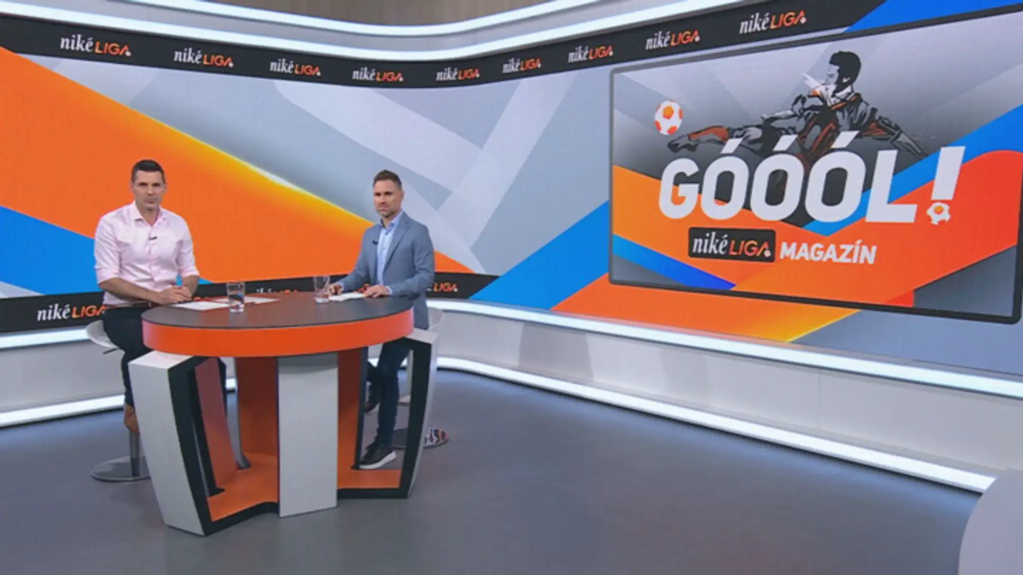 Moderátor Marián Tomčák a futbalový expert Stanislav Angelovič.