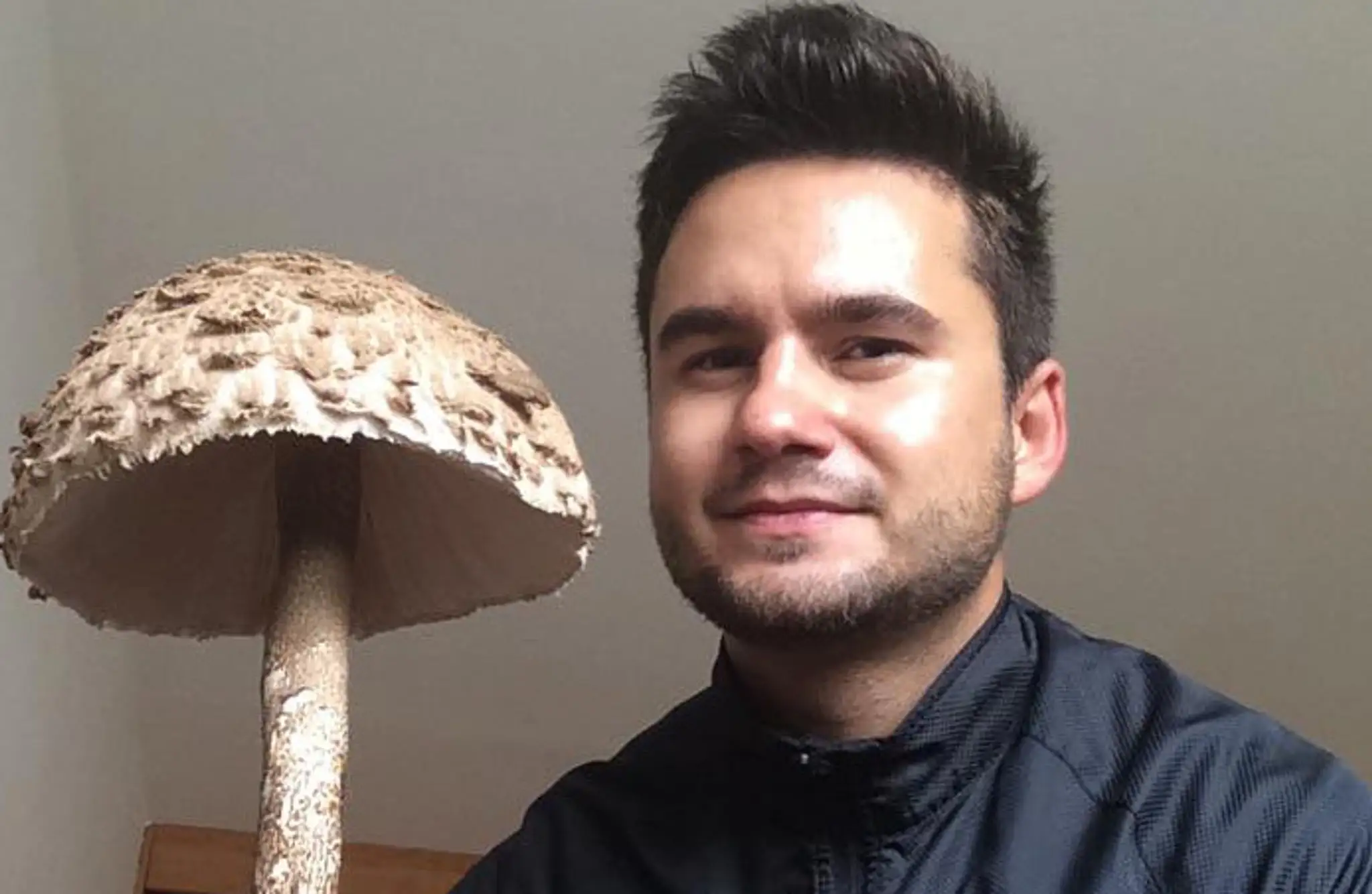 Matej z Bratislavy s obrovskou bedľou.