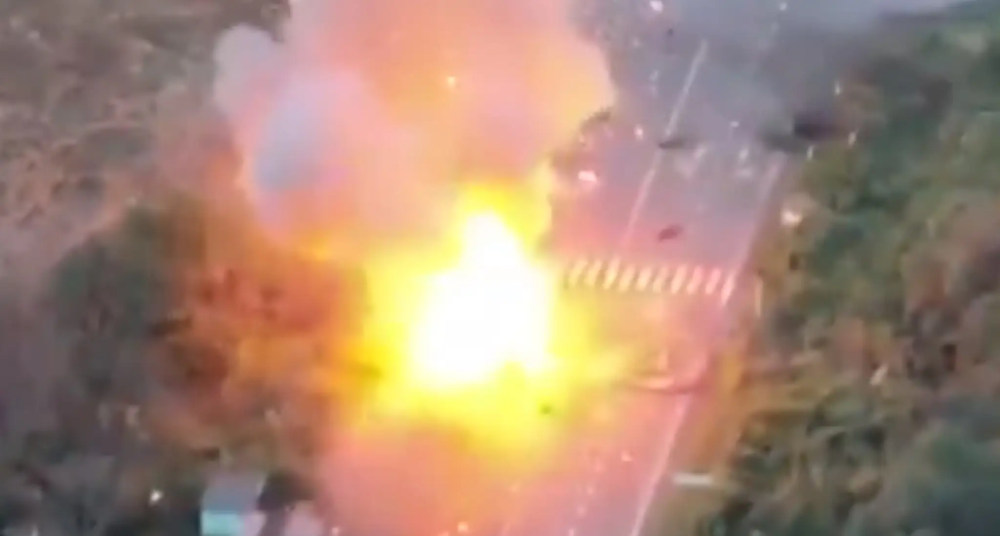 Výbuch ruského tanku po zásahu raketou Javelin.