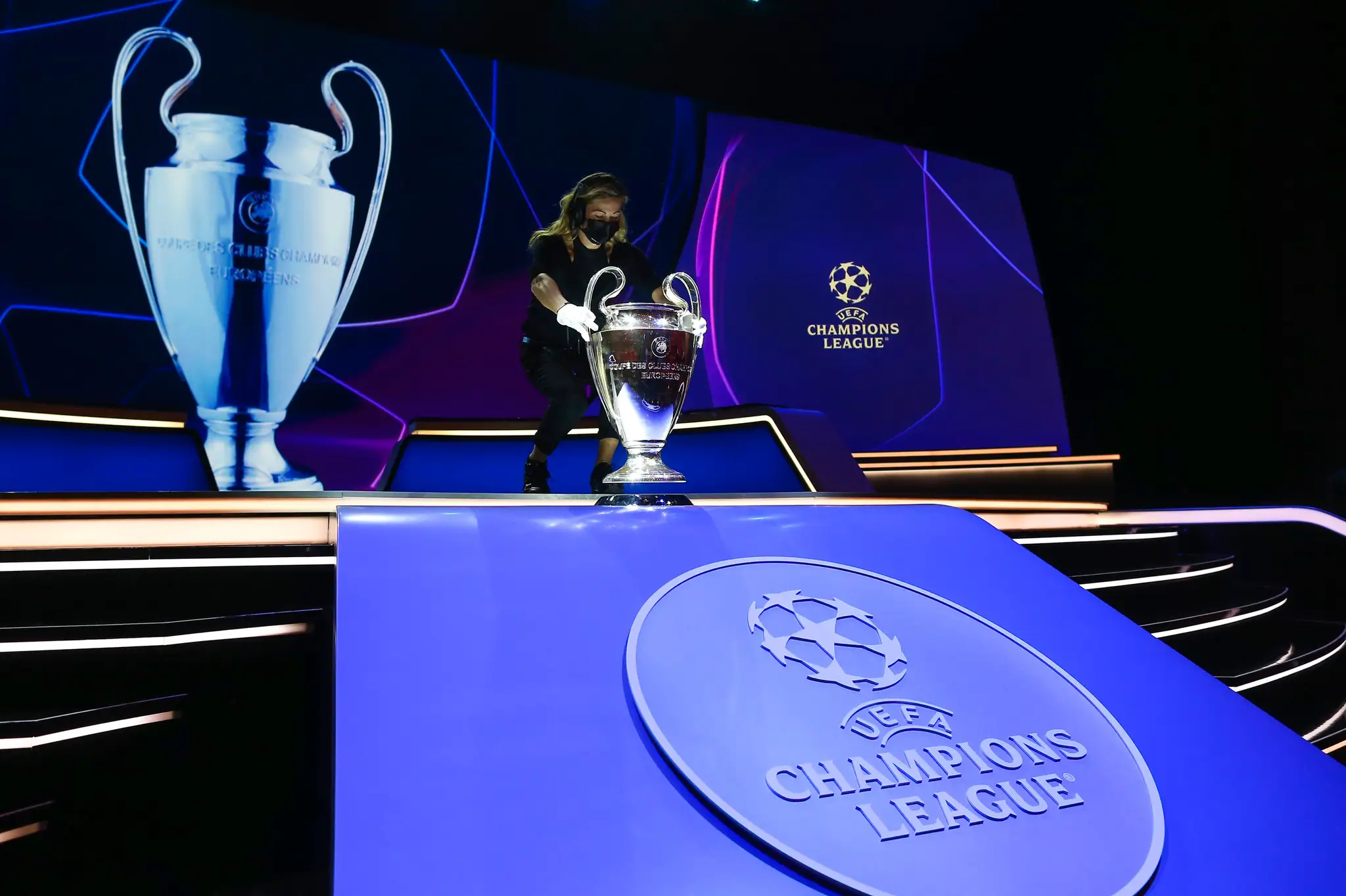 Trofej LM pred žrebom skupinovej fázy.