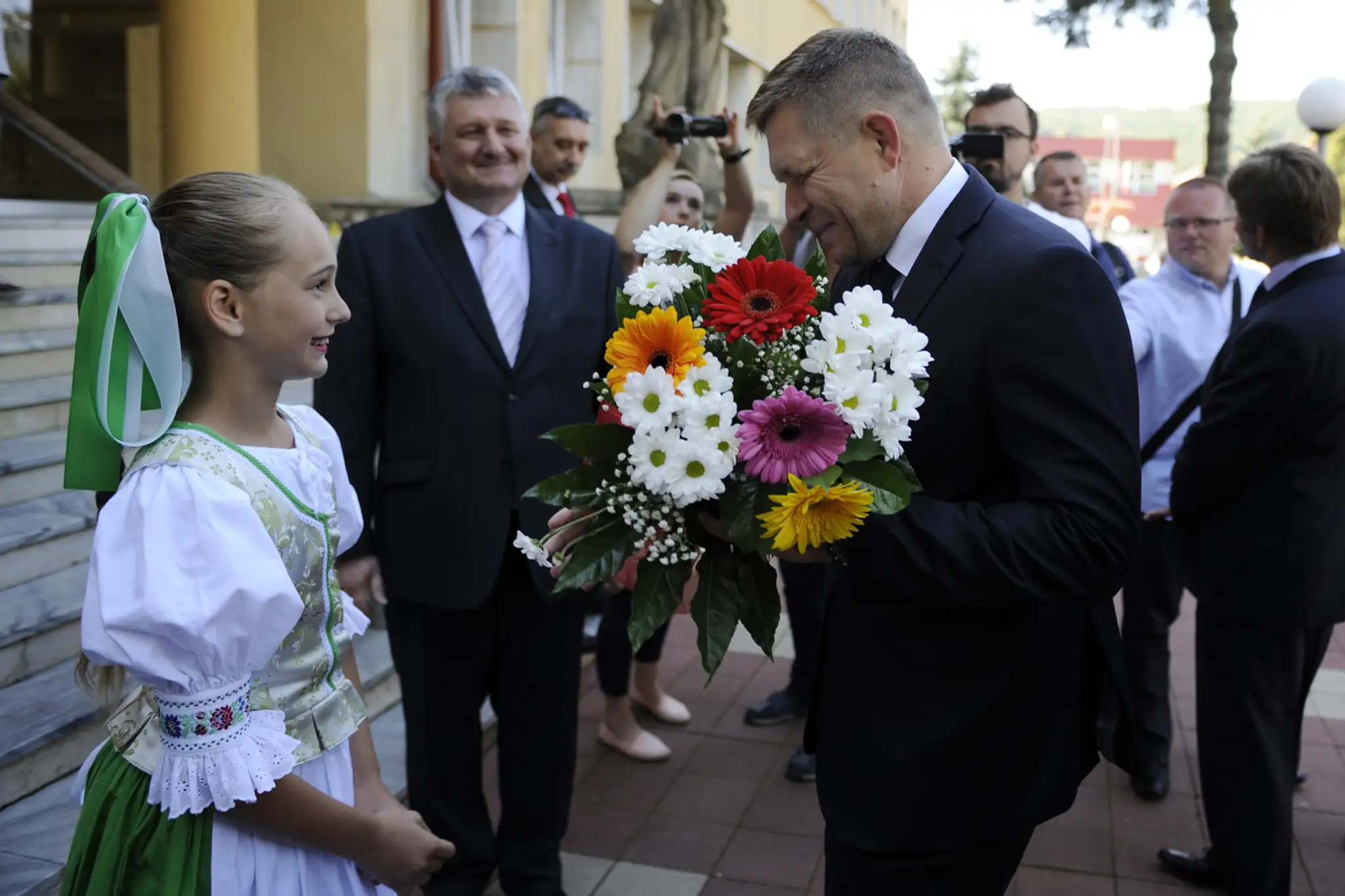 Na snímke privítanie predsedu vlády SR Roberta Fica pred výjazdovým rokovaním vlády vo Svidníku.