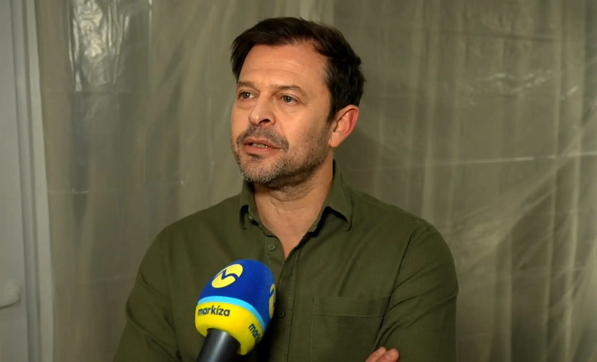 Alexander Bárta počas nakrúcania seriálu Vina.