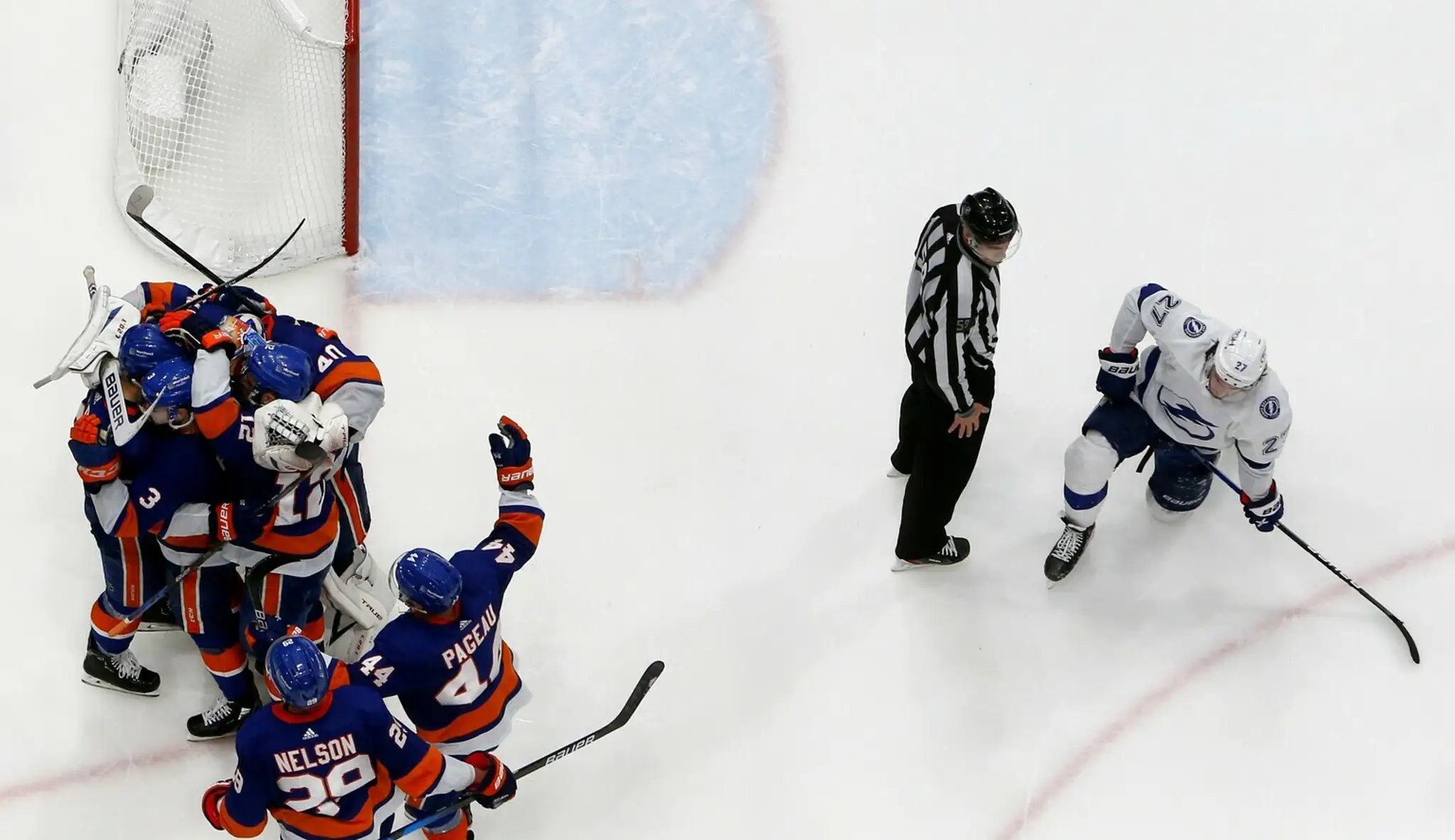 Radosť hráčov NY Islanders po záverečnej siréne.