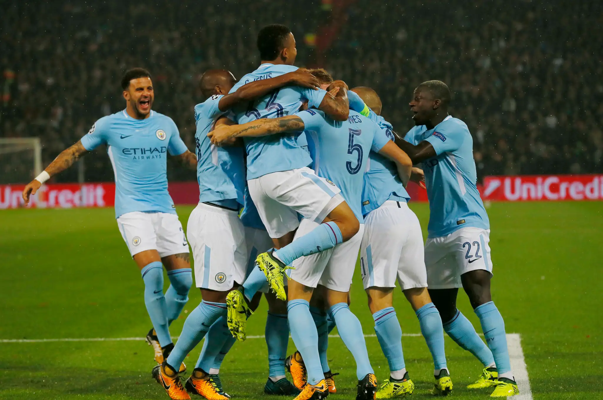 Gólová radosť hráčov ManCity po góle v sieti Feyenoordu v zápase 1. kola LM.