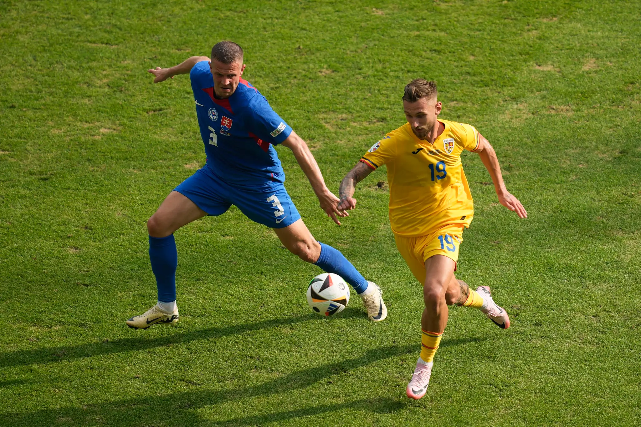 Sprava Rumun Denis Dragus a Denis Vavro v dueli na ME 2024.