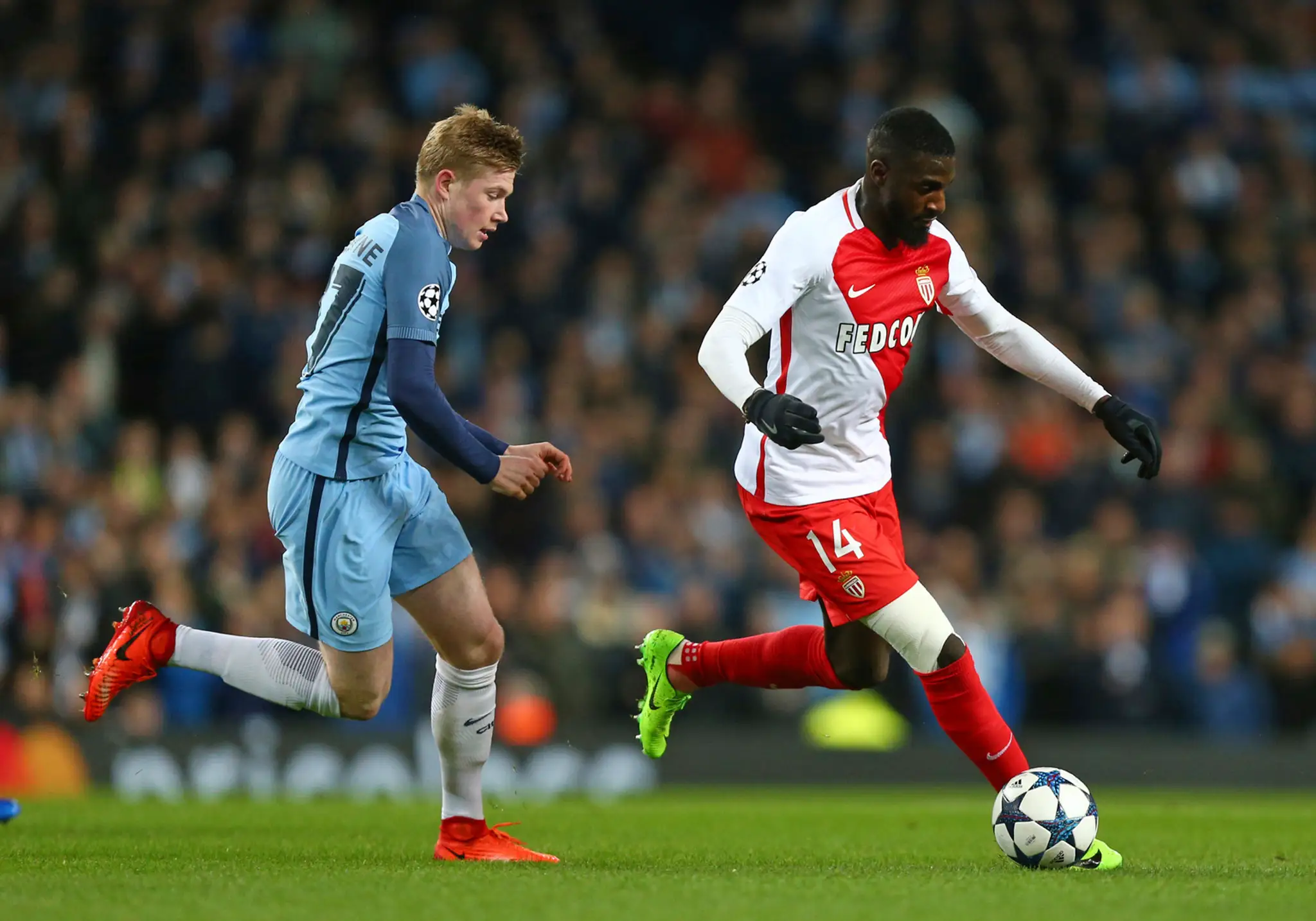 Tiemoué Bakayoko z Monaca uteká s loptou pred Kevinom de Bruynem z ManCity v osemfinále LM.