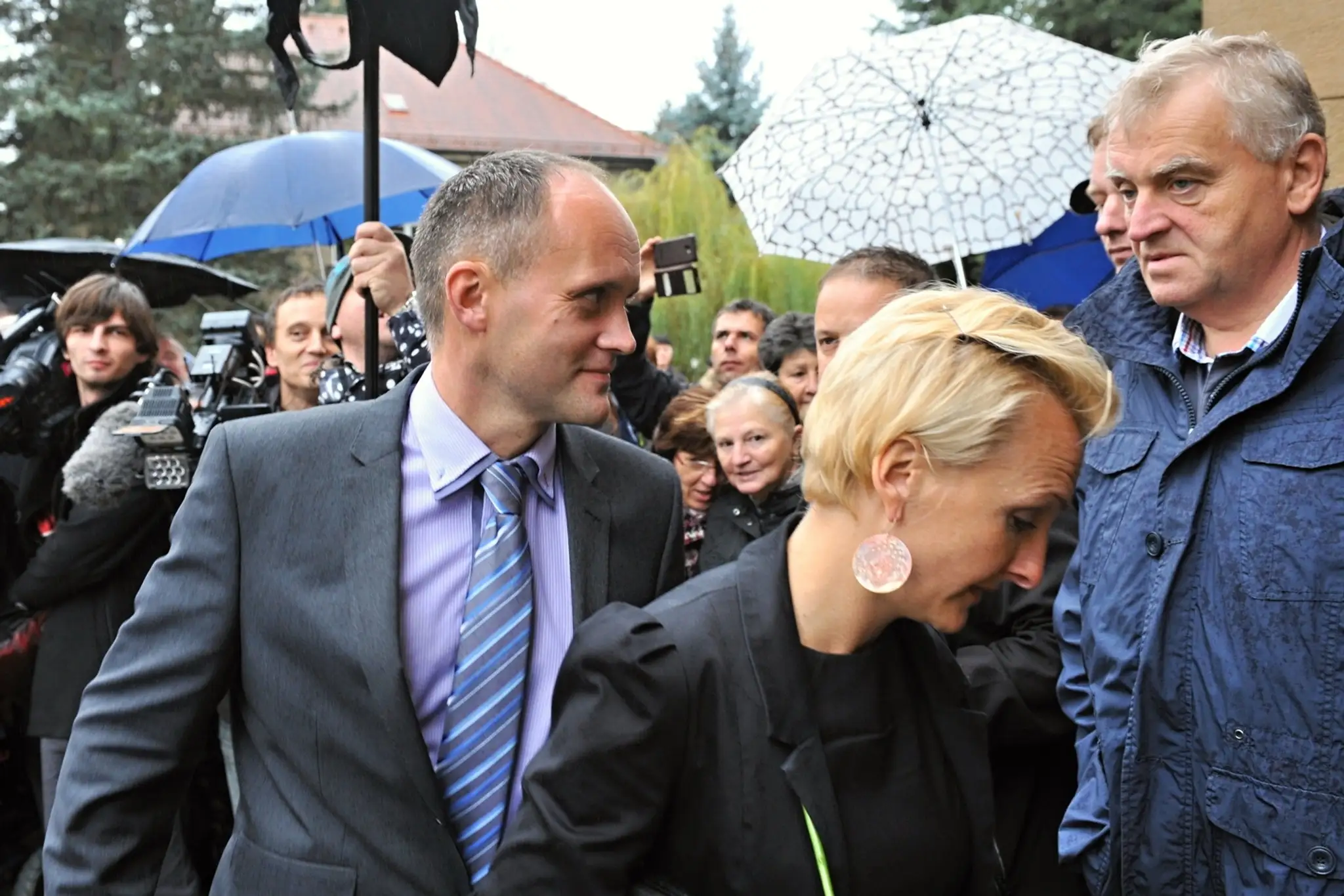 Peter Zánický prichádza do rímsko-katolíckeho kostola.