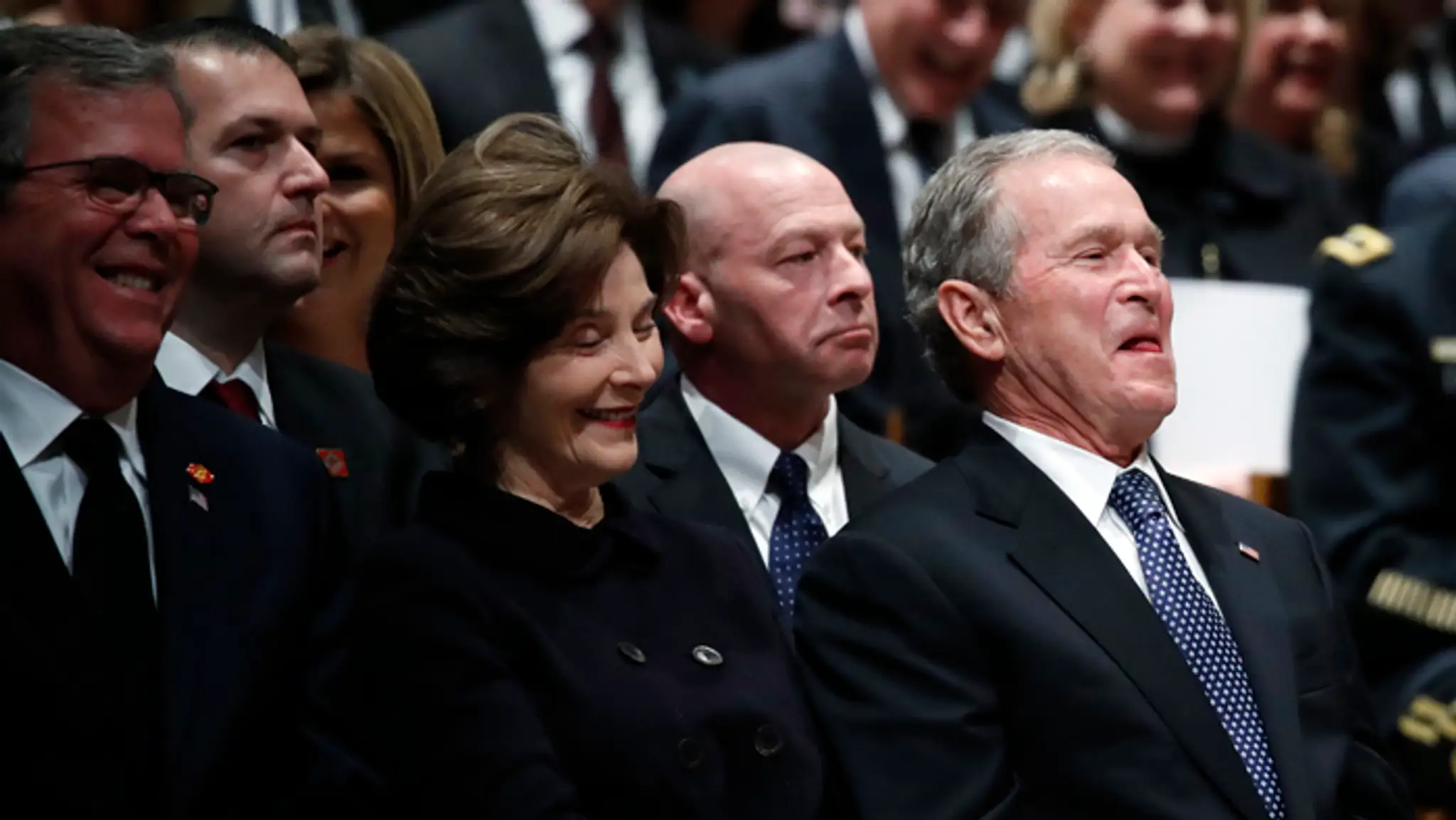 Floridský guvernér Jeb Bush, Laura a George Bush na pohrebe otca. 