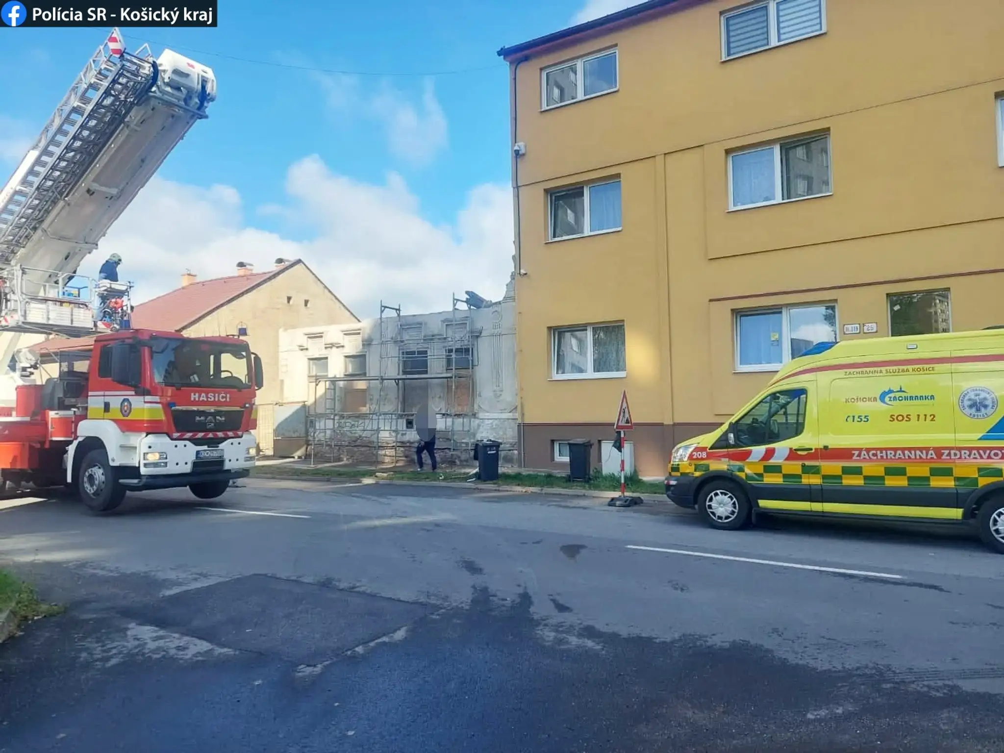 Nehoda si vyžiadala život jedného robotníka.